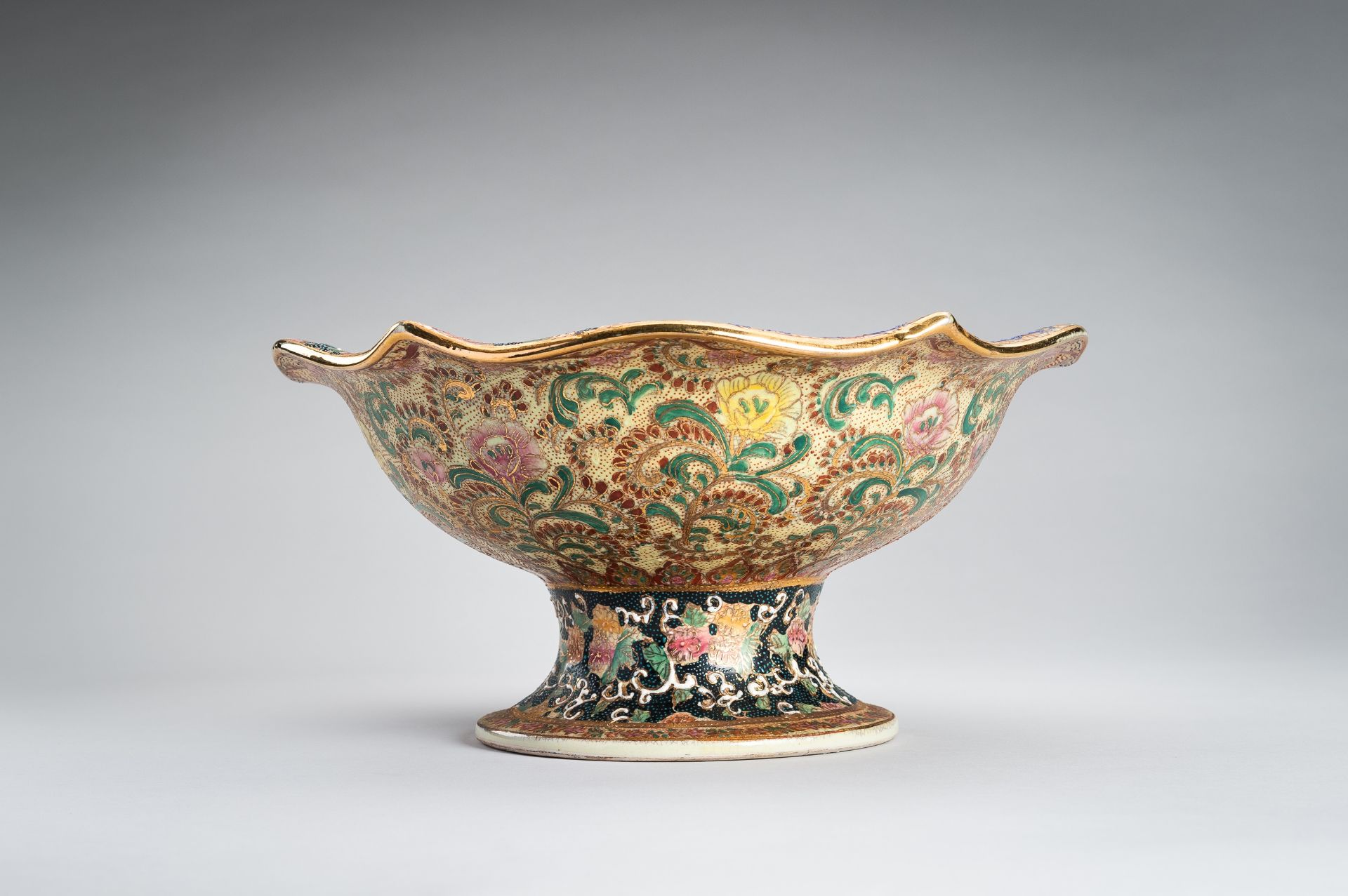 A LOBED SATSUMA PORCELAIN STEM BOWL - Image 3 of 16