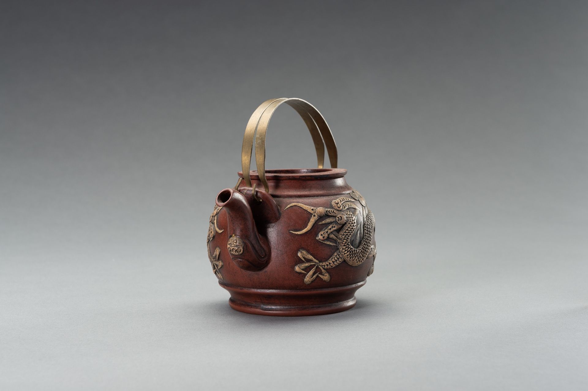 A ZISHA PORCELAIN TEAPOT WITH DRAGONS, REPUBLIC PERIOD - Image 6 of 13