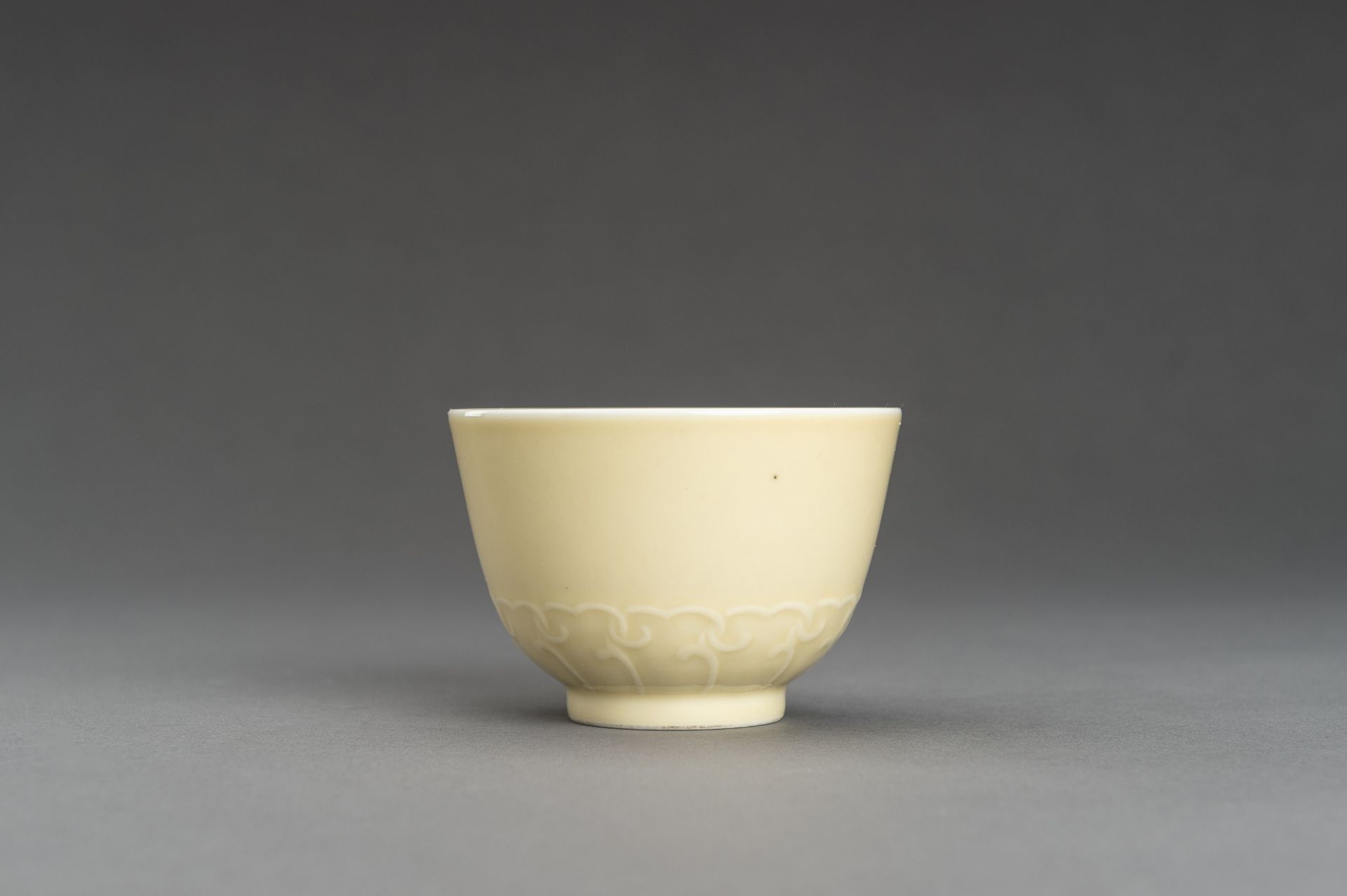 A CREAM GLAZED PORCELAIN CUP, YONGZHENG MARK - Bild 5 aus 11