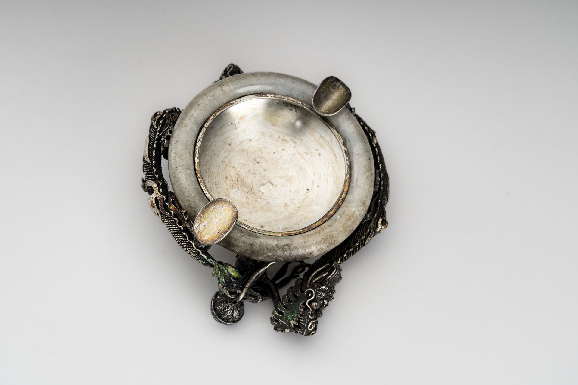 A SILVER AND JADE 'DRAGONS' ASHTRAY, c. 1920s - Bild 6 aus 8