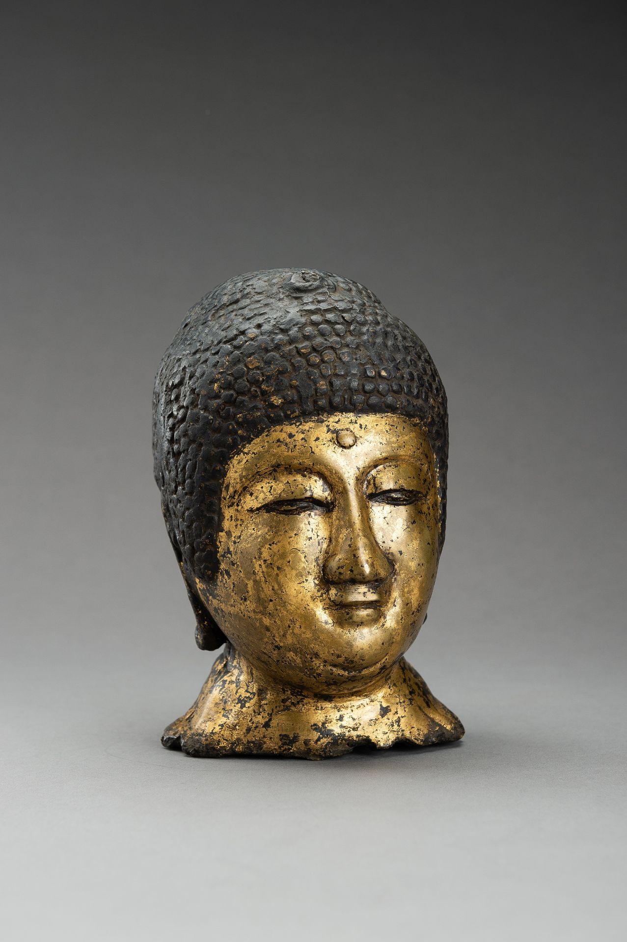 A GILT BRONZE HEAD OF BUDDHA - Image 4 of 12