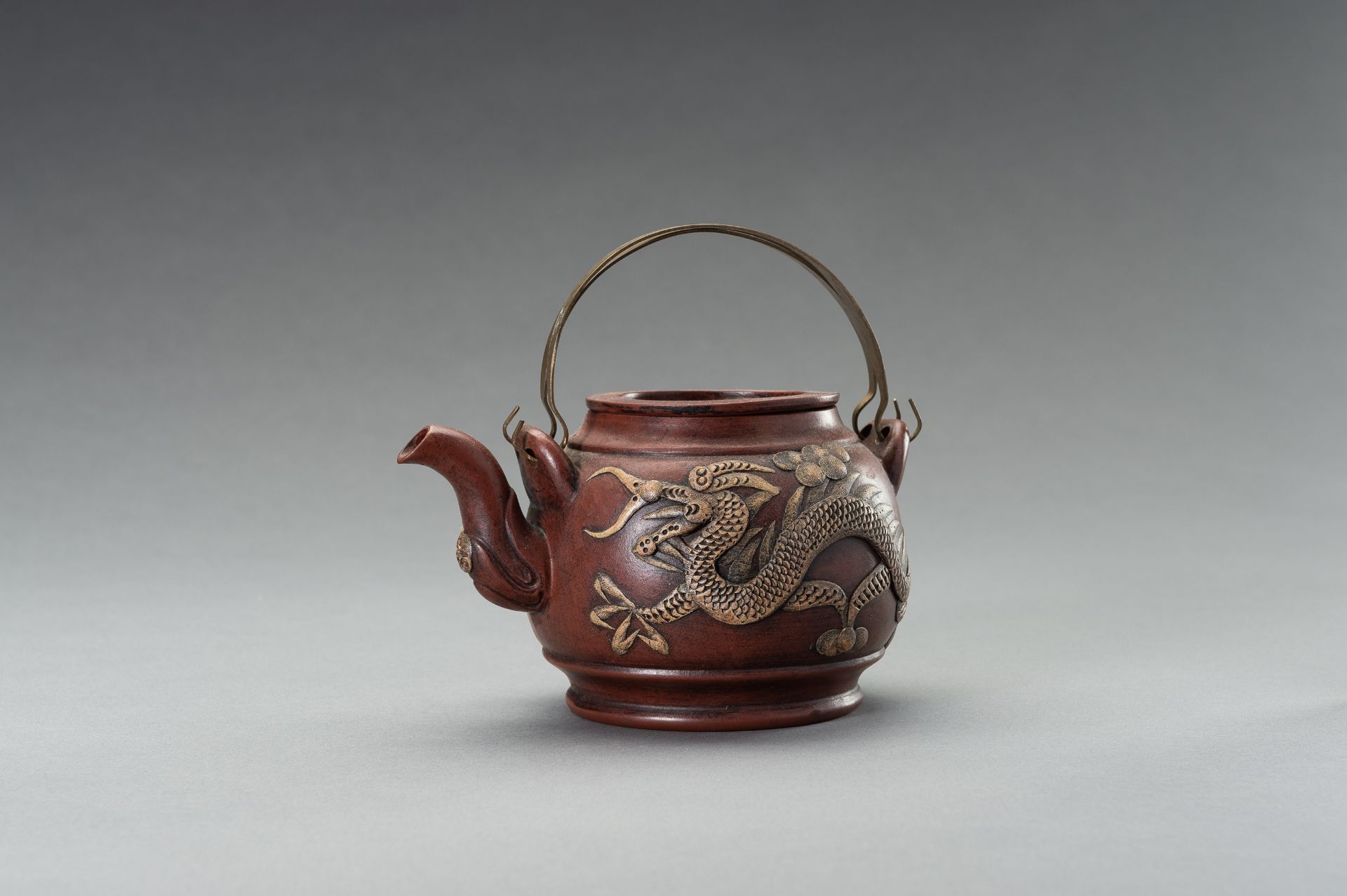 A ZISHA PORCELAIN TEAPOT WITH DRAGONS, REPUBLIC PERIOD - Image 7 of 13