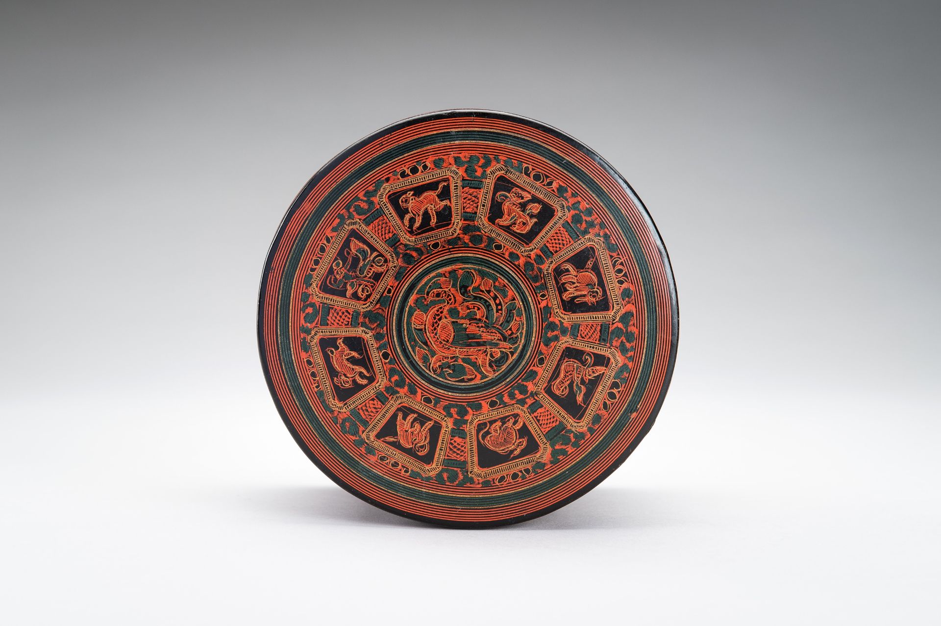 A BURMESE LACQUER BETEL BOX AND COVER, 1900s - Image 16 of 19