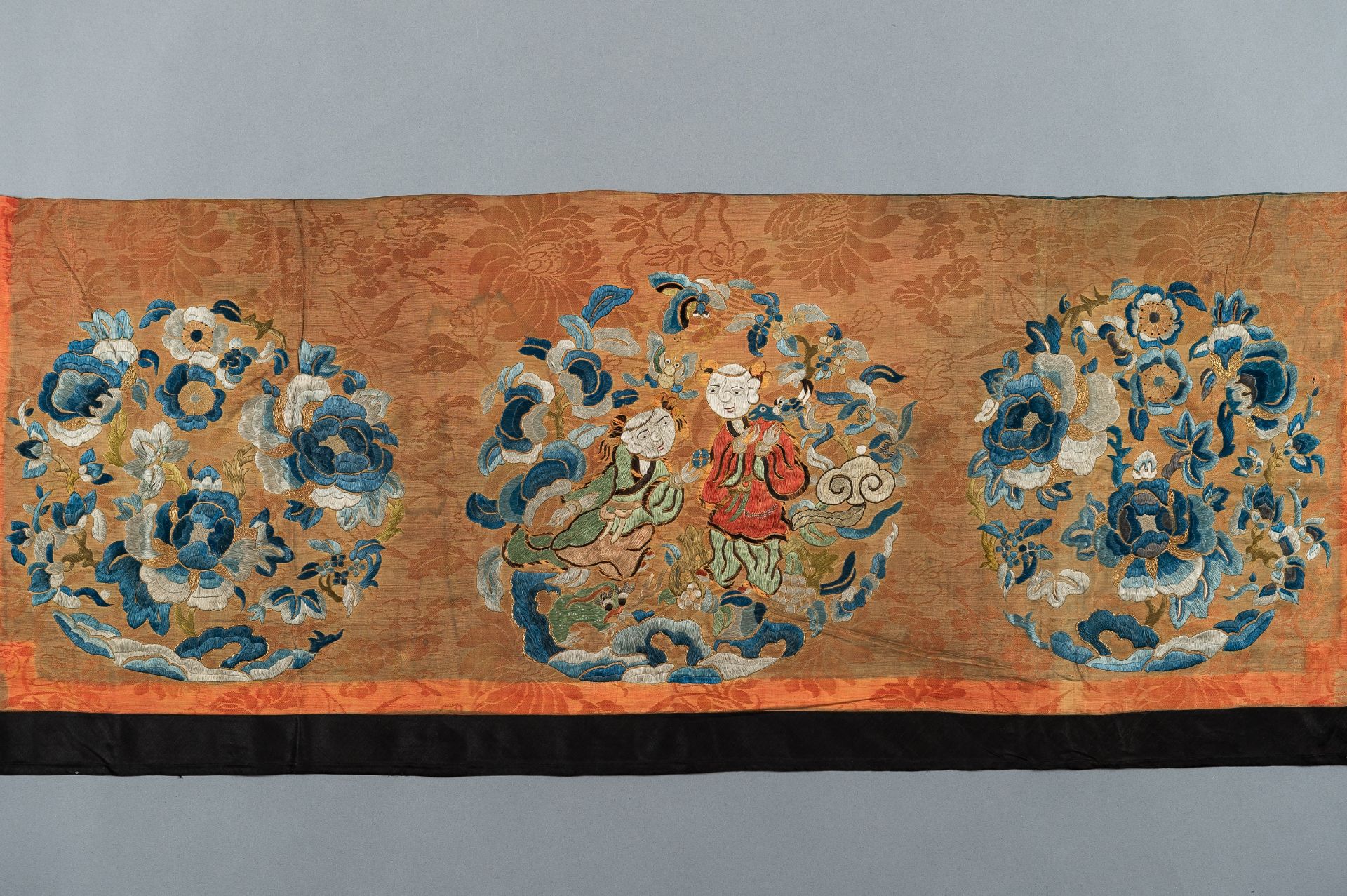 A LOT WITH TWO SILK TEXTILES, QING - Bild 3 aus 12