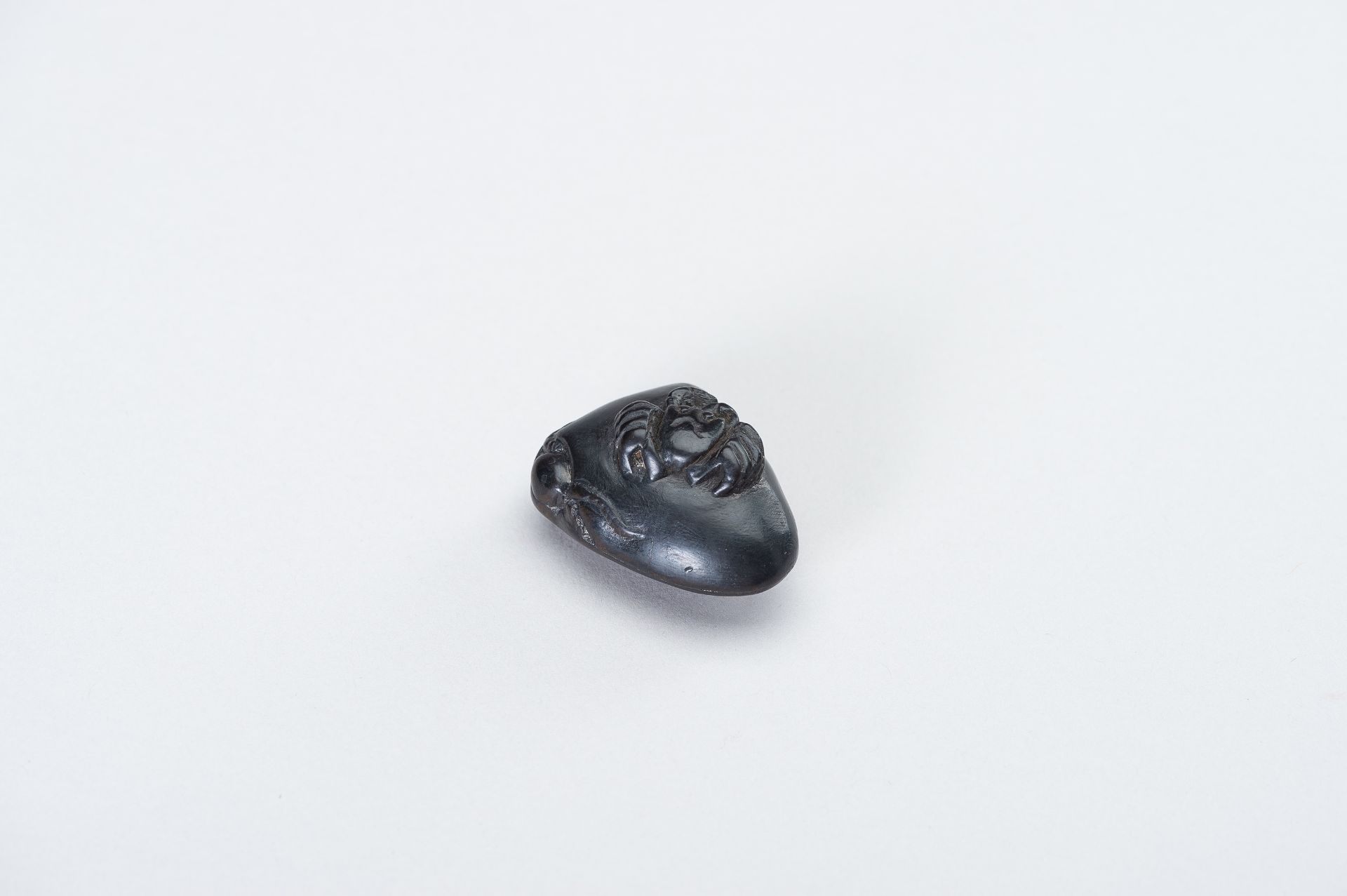 AN EBONY NETSUKE OF A HAMAGURI CLAM WITH CRAB AND OCTOPUS - Image 9 of 12