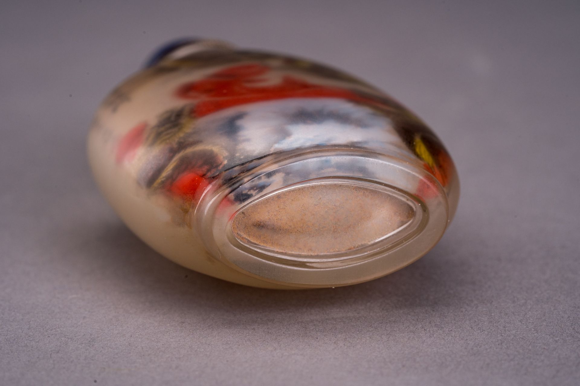 A LARGE INSIDE-PAINTED `DRAGONS AND CARP' GLASS SNUFFBOTTLE - Image 6 of 7