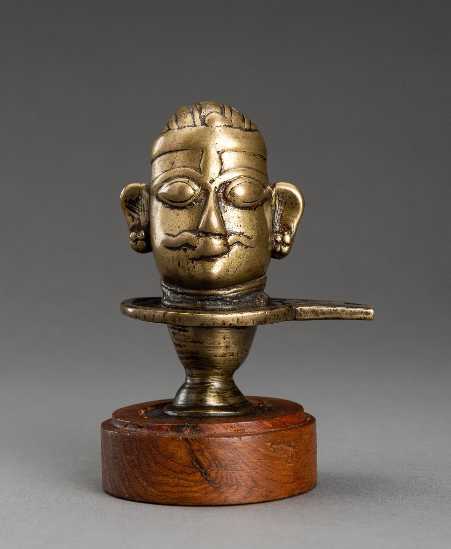 A BRONZE HEAD OF SHIVA LINGAM, 17th CENTURY