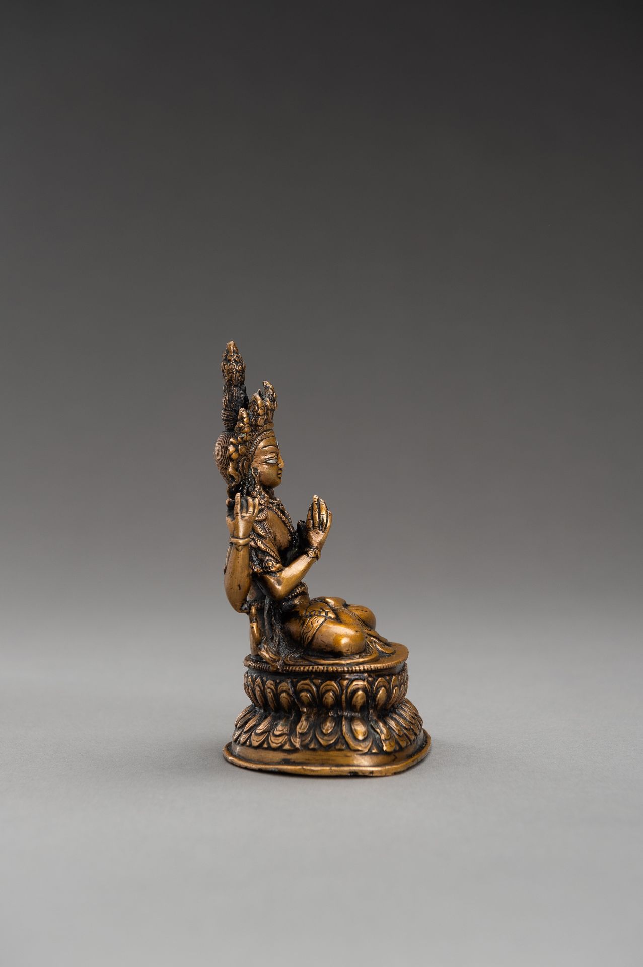 A SILVER INLAID BRONZE FIGURE OF AVALOKITESHVARA - Bild 5 aus 9