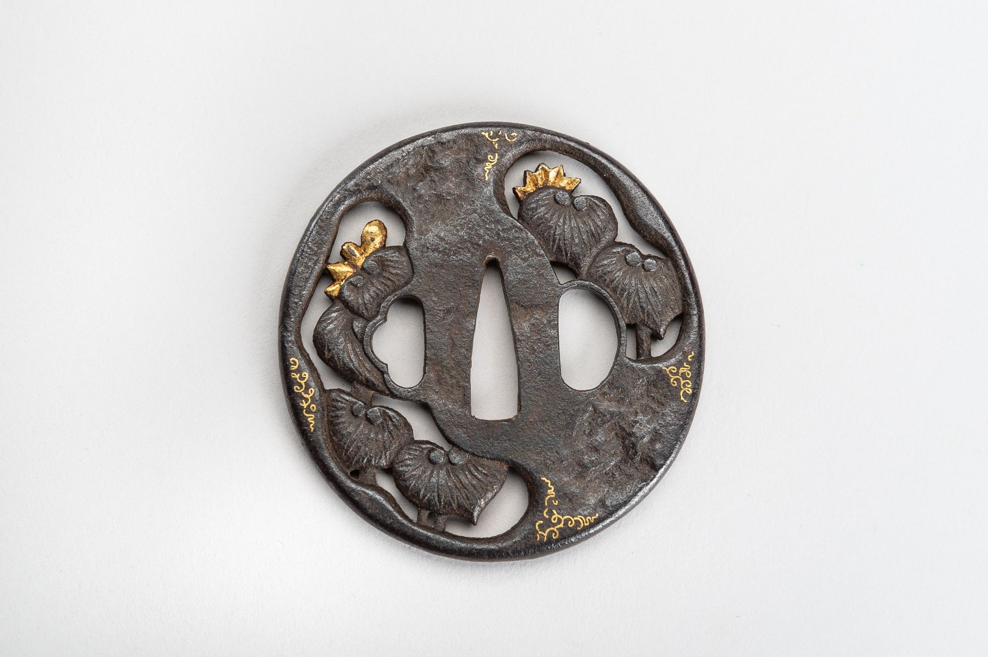 A LOT WITH FIVE IRON TSUBA, EDO PERIOD - Bild 9 aus 14