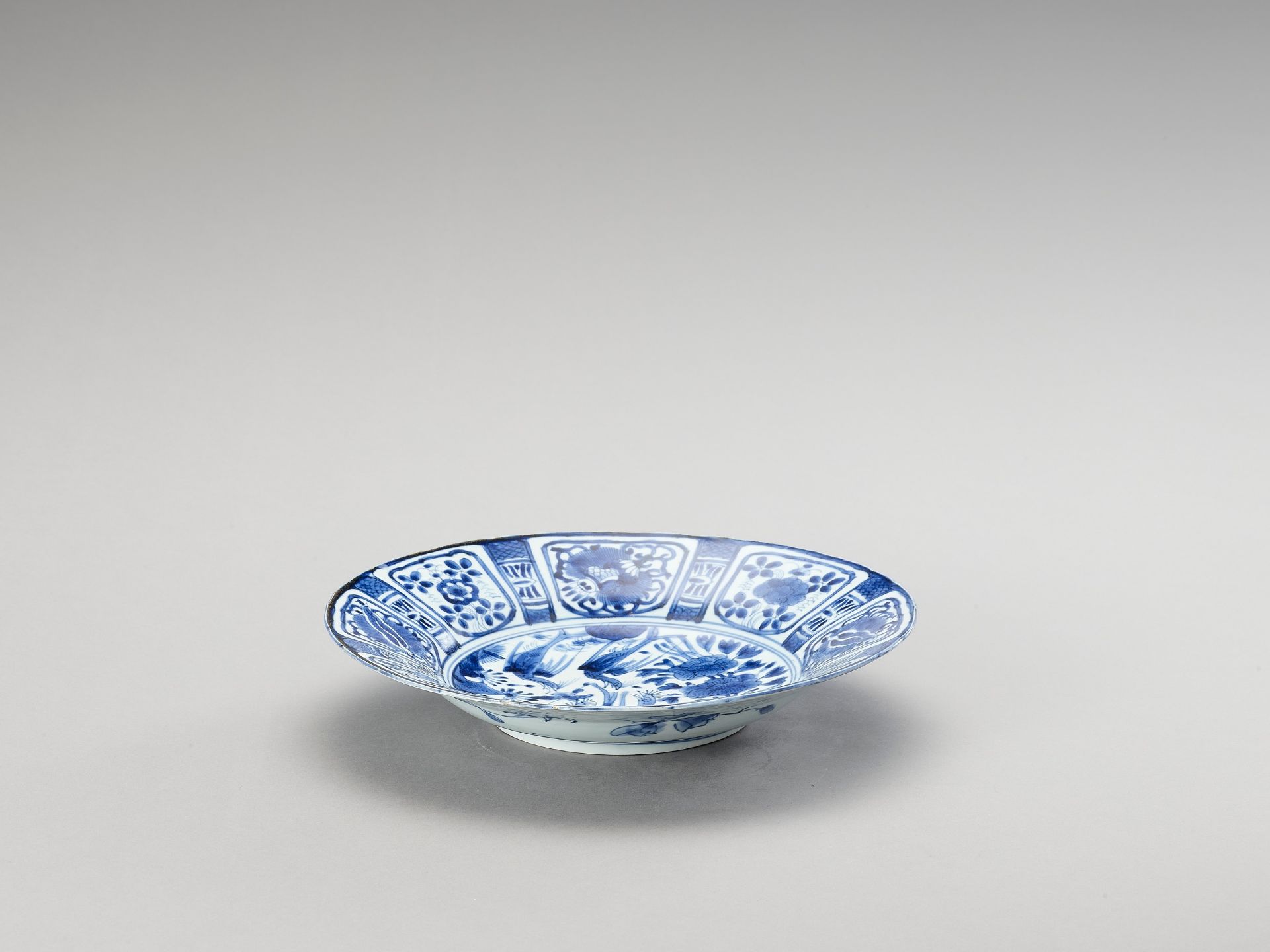 A BLUE AND WHITE PORCELAIN DISH - Image 2 of 5
