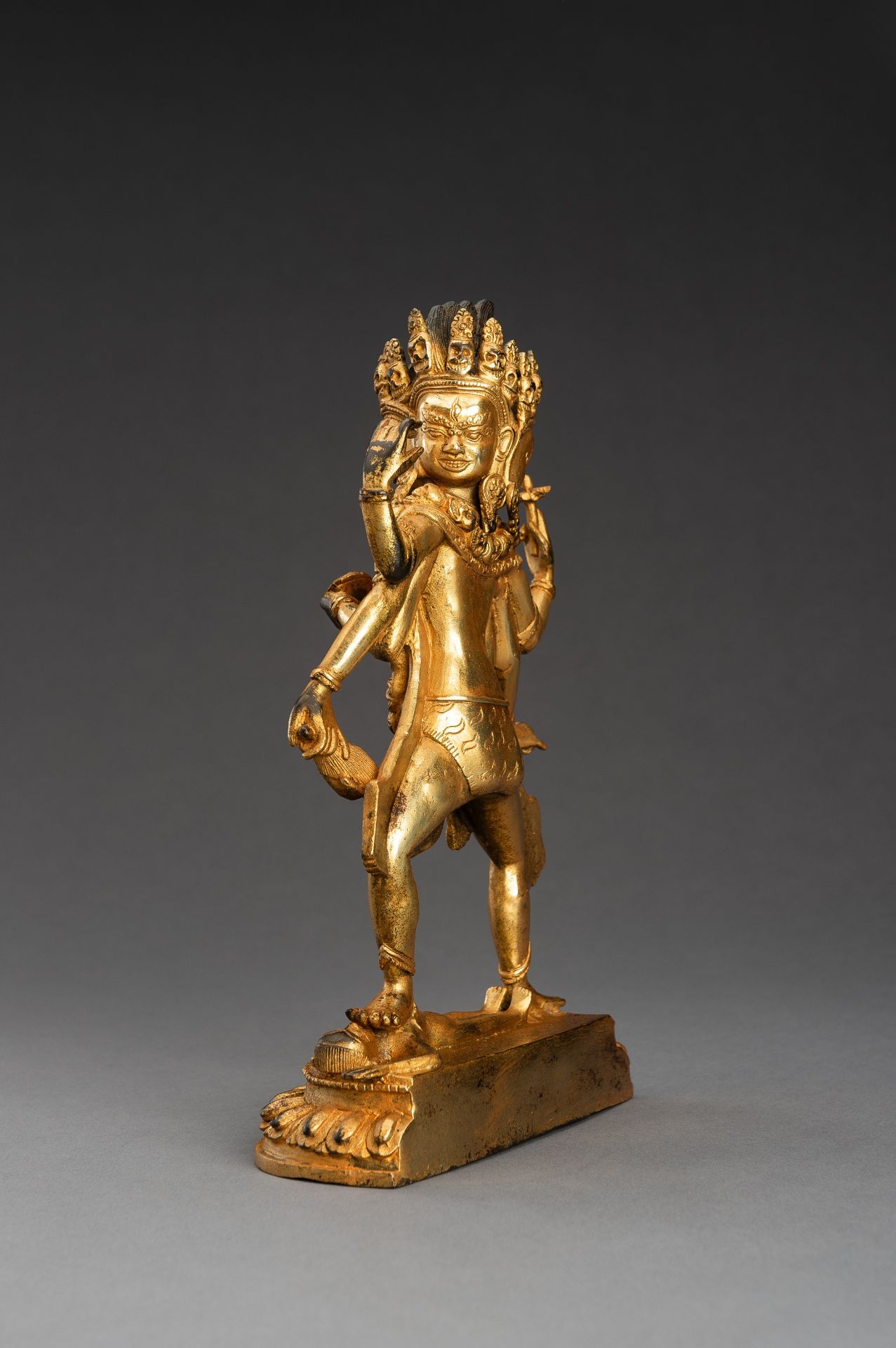 A GILT BRONZE FIGURE OF CHAKRASAMVARA, 1900s - Bild 8 aus 12