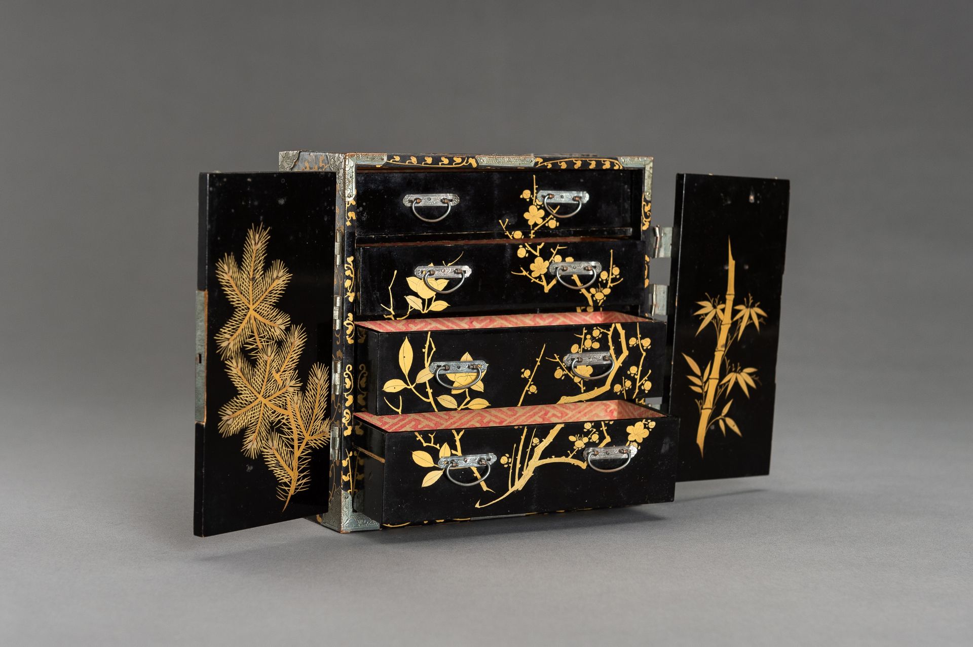 A BLACK AND GOLD LACQUER MINIATURE CABINET - Image 15 of 19