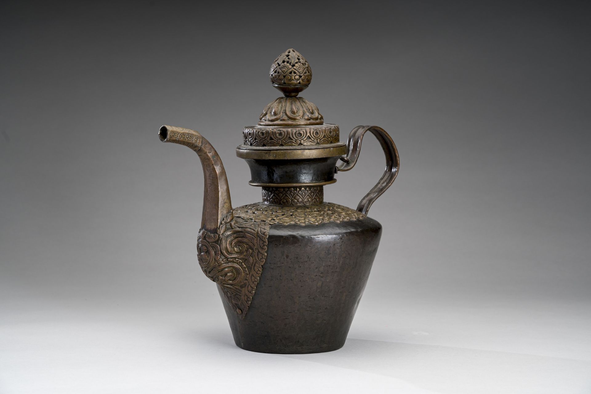 A TIBETAN COPPER EWER, 19th CENTURY - Bild 3 aus 11