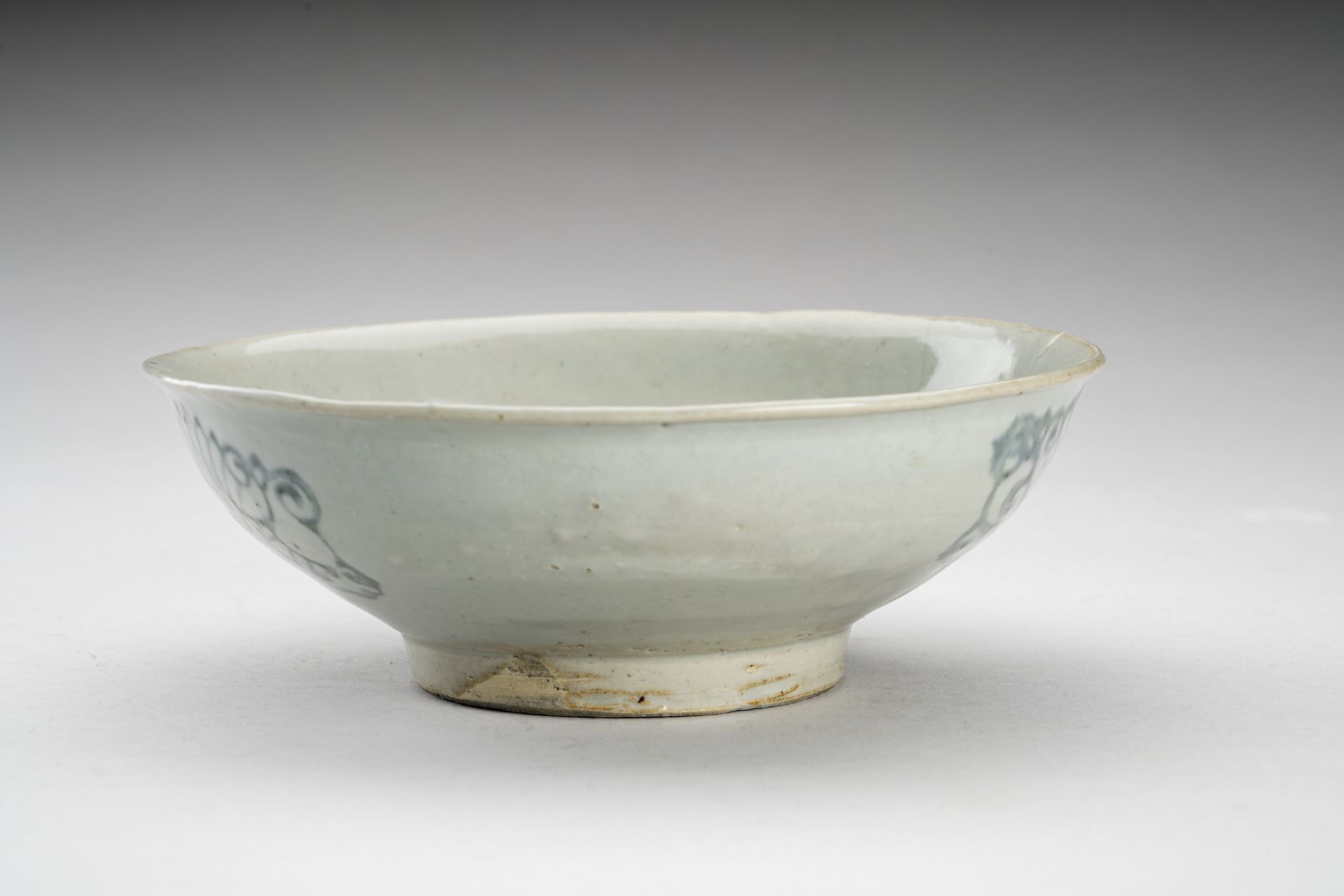 A KOREAN UNDERGLAZE BLUE PORCELAIN BOWL - Image 4 of 7