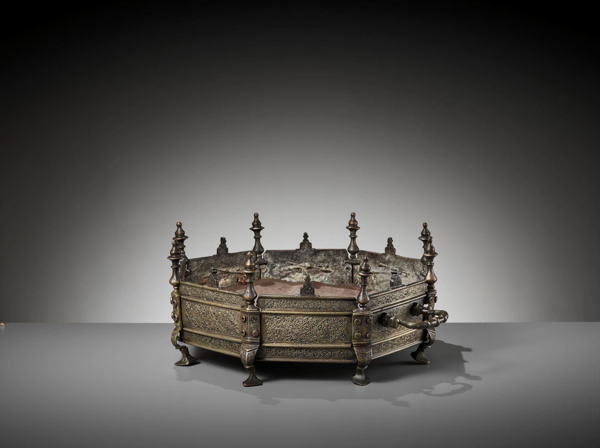 AN OCTAGONAL BRASS BRAZIER, 17TH-18TH CENTURY - Image 7 of 10