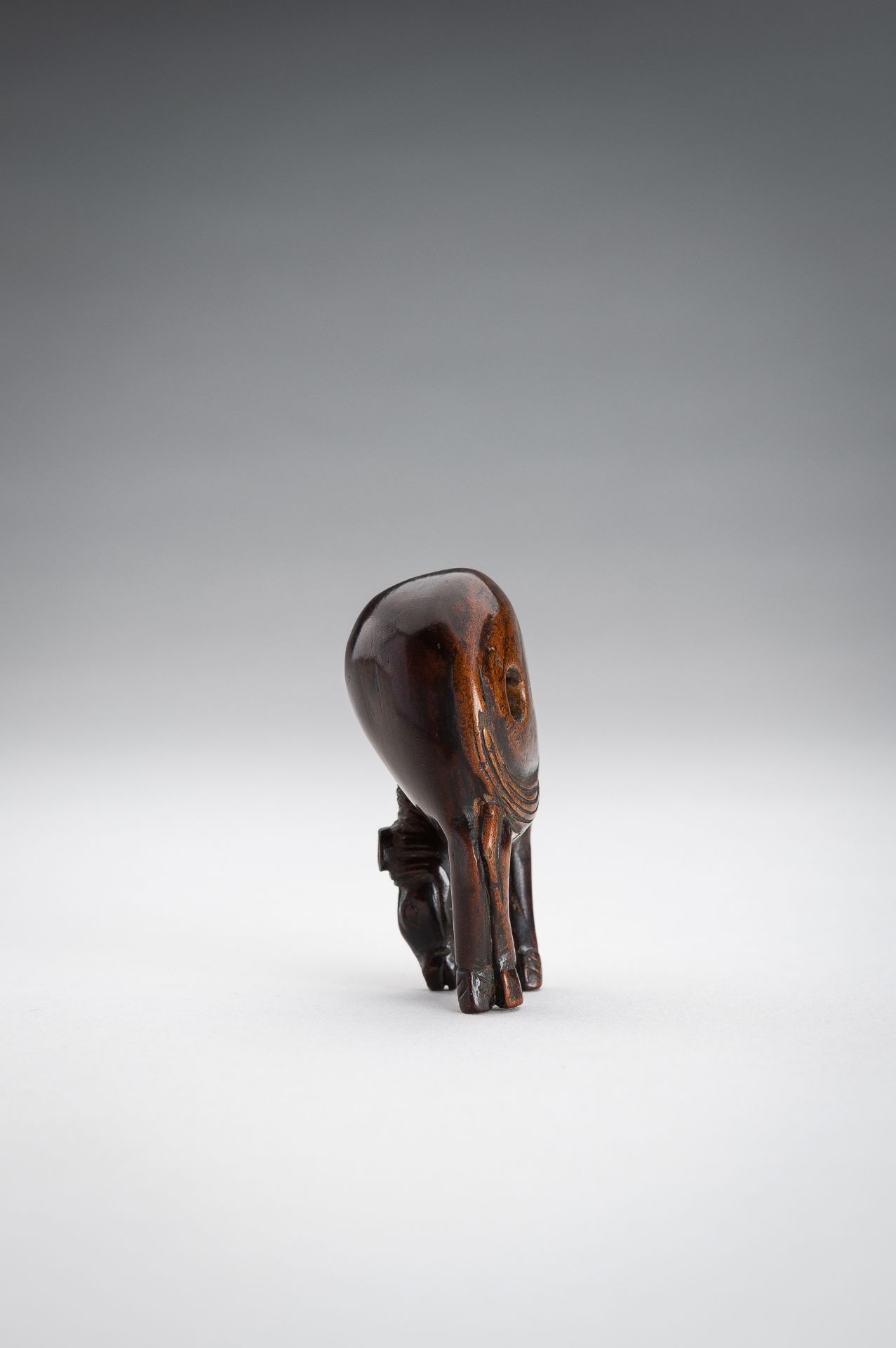 A LARGE WOOD NETSUKE OF A STANDING HORSE - Image 5 of 10