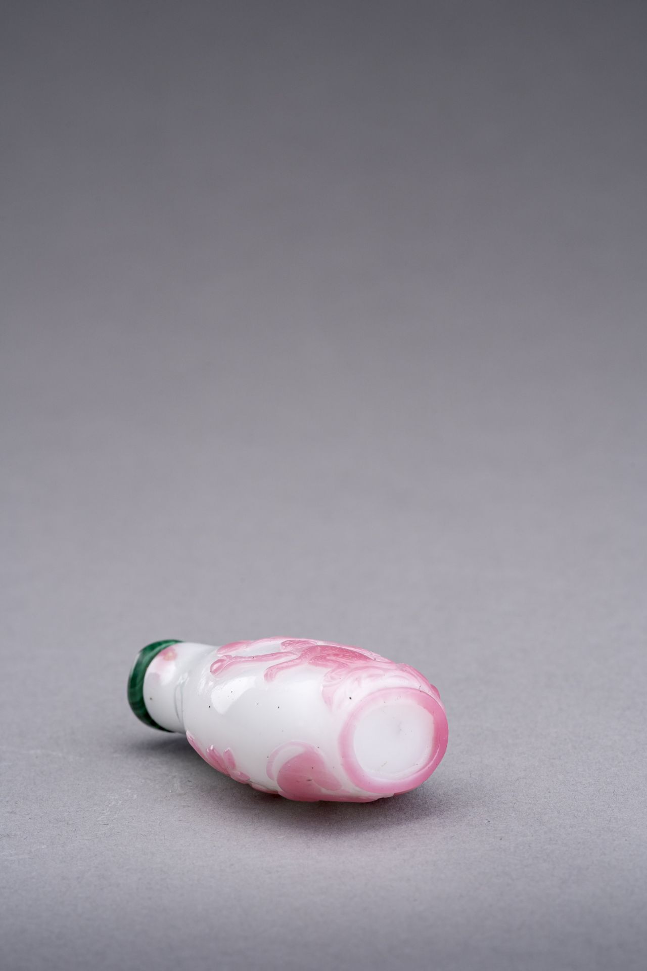 A PINK OVERLAY GLASS SNUFF BOTTLE, QING DYNASTY - Image 6 of 6