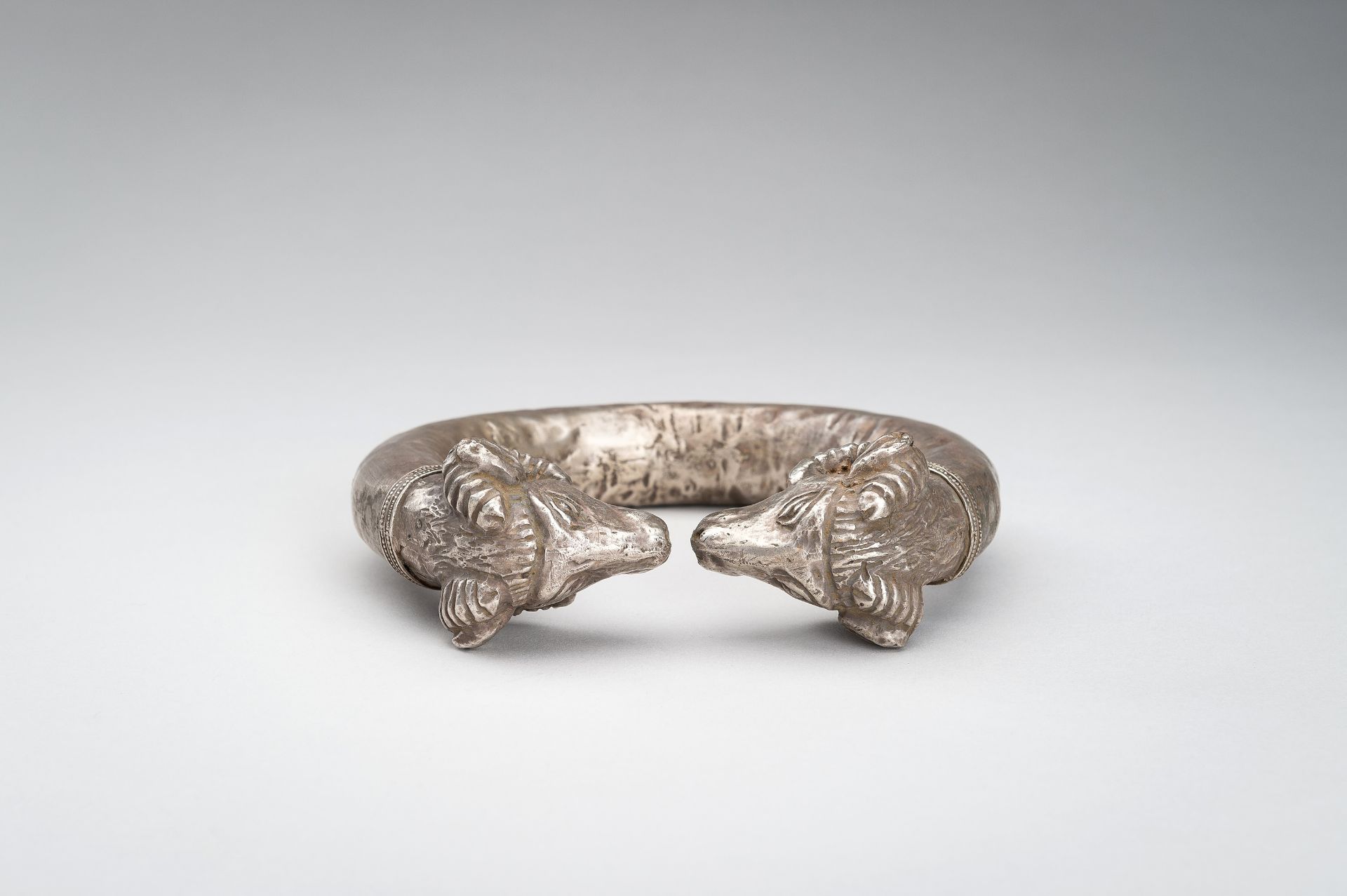 AN ACHAEMENID SILVER RAM-HEADED BRACELET - Bild 10 aus 12