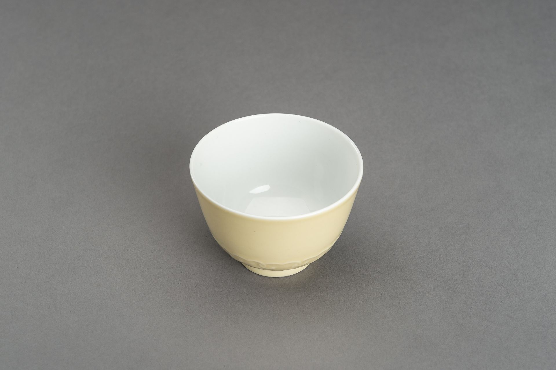 A CREAM GLAZED PORCELAIN CUP, YONGZHENG MARK - Bild 3 aus 11