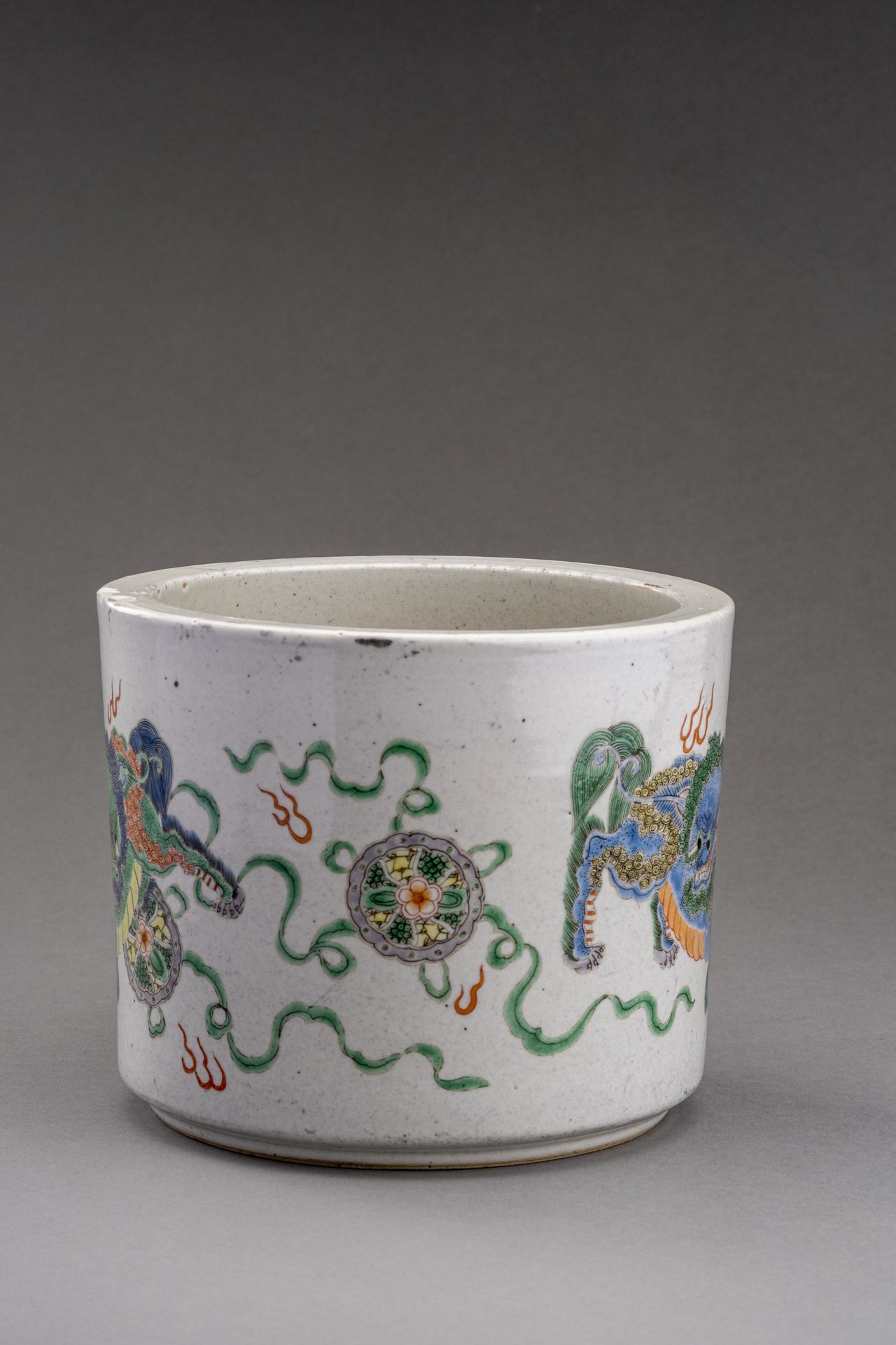 A FAMILLE VERTE 'BUDDHIST LION' PORCELAIN BRUSHPOT, BITONG, c. 1920s - Image 5 of 7