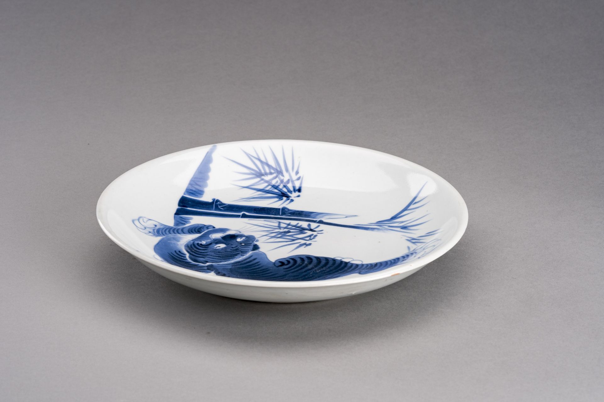 A BLUE AND WHITE ARITA IMARI PORCELAIN DISH 'TIGER AND BAMBOO', MEIJI - Image 4 of 7