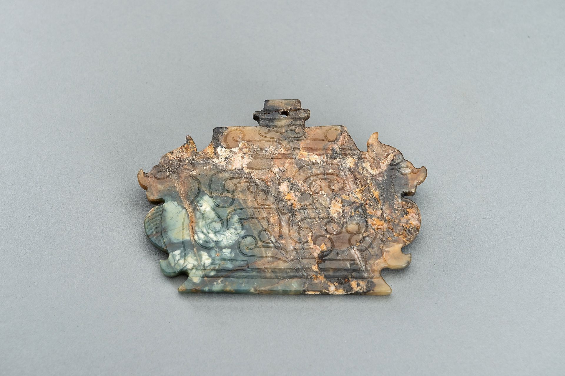 AN ARCHAISTIC JADE PLAQUE WITH CHILONG - Image 5 of 8