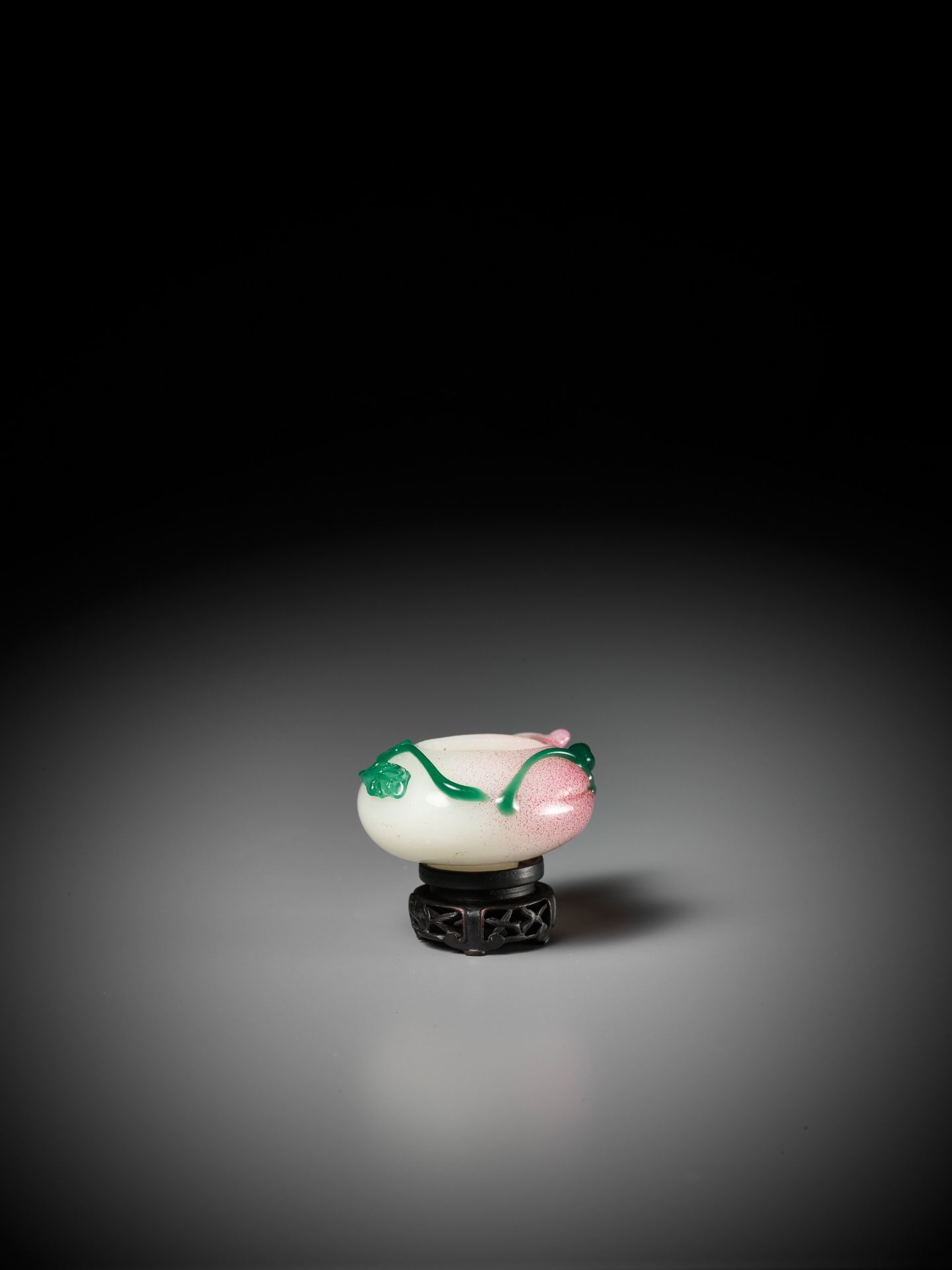 A GREEN AND PINK OVERLAY GLASS 'PEACH' BRUSHWASHER, QING DYNASTY - Bild 8 aus 11