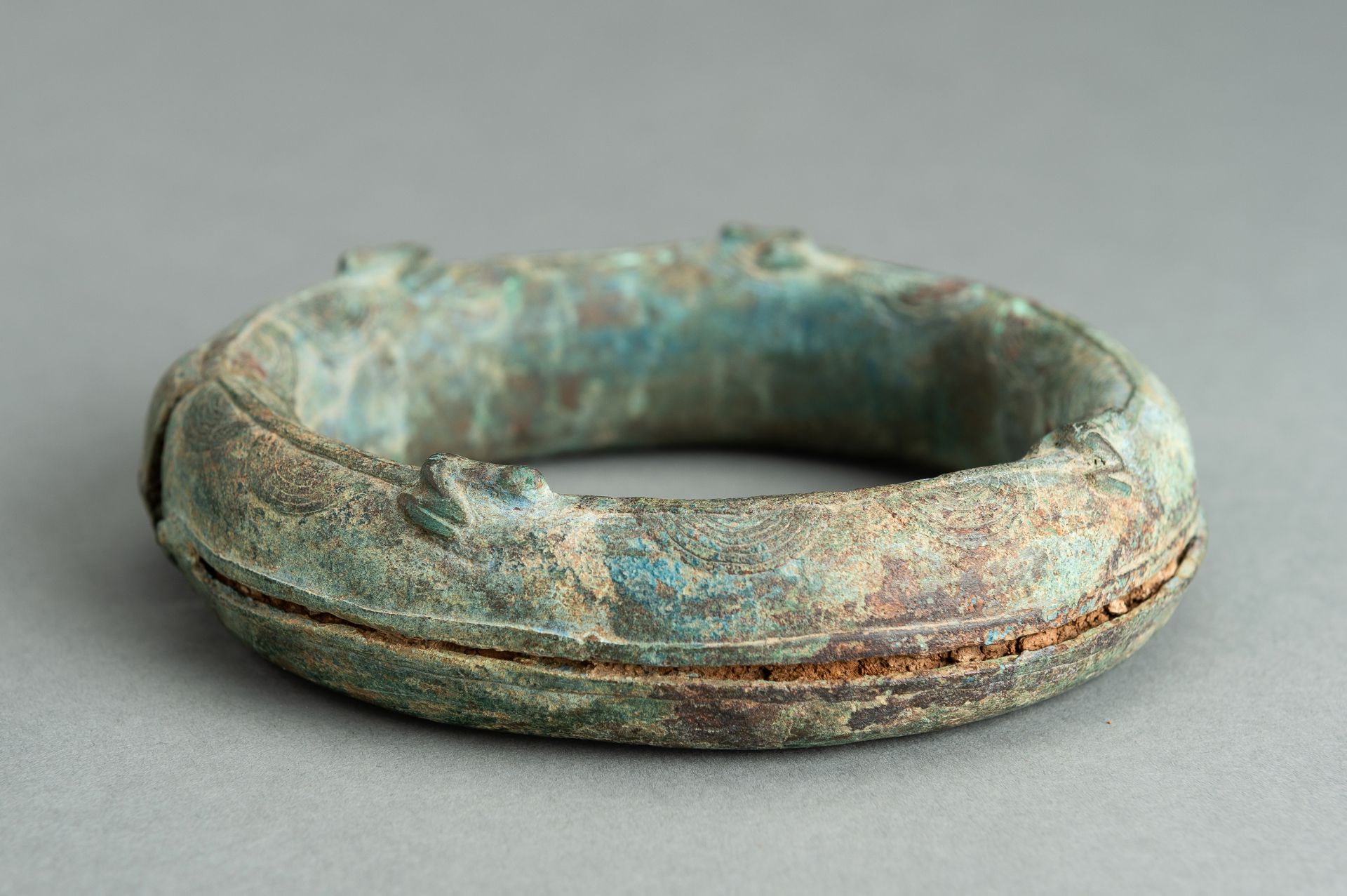 A PAIR OF BRONZE 'FROG' RITUAL BANGLES, DONG SON CULTURE - Bild 7 aus 15