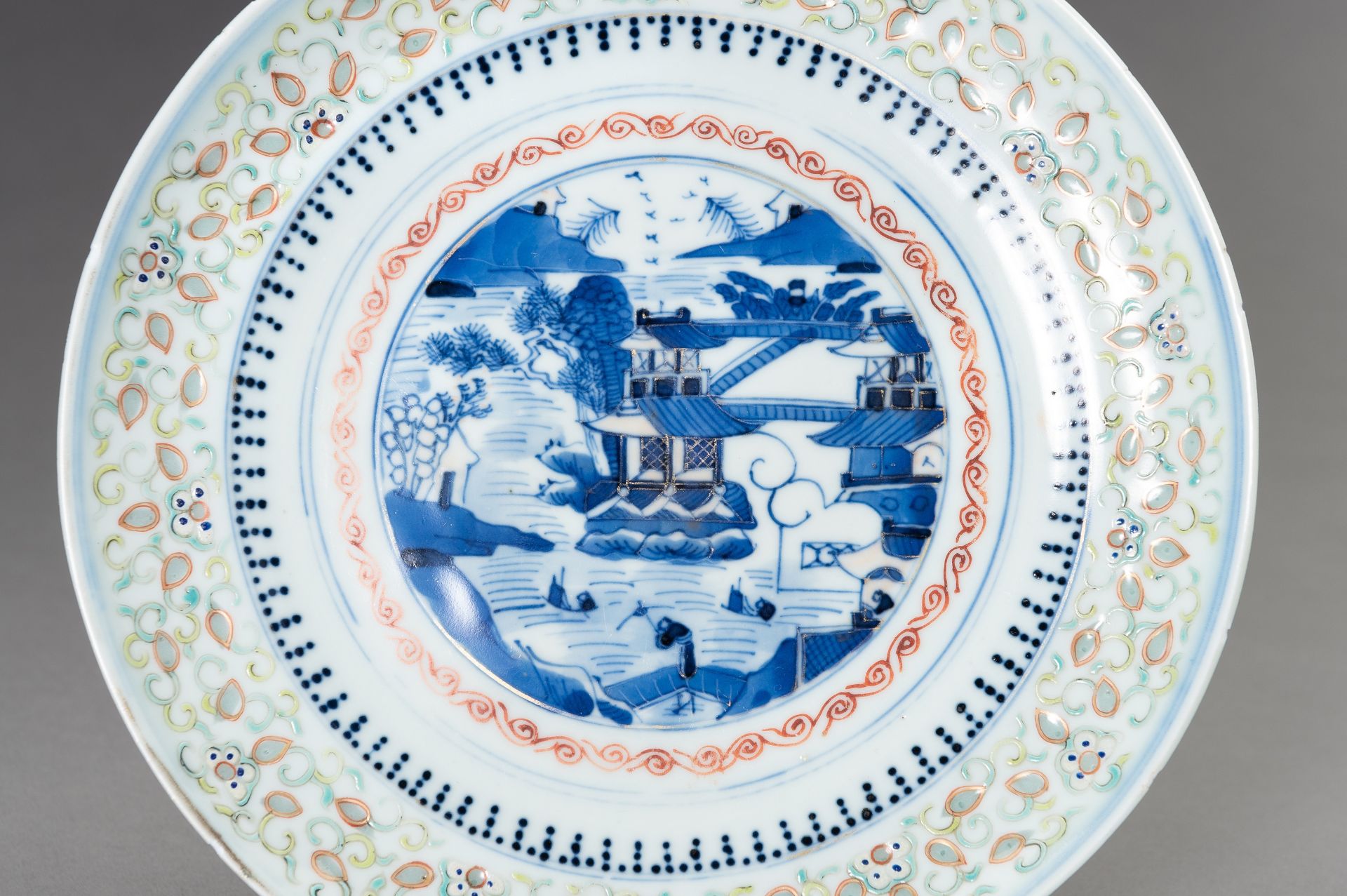 AN ENAMELED PORCELAIN 'RICE GRAIN' DISH, GUANGXU MARK AND PERIOD - Bild 2 aus 6