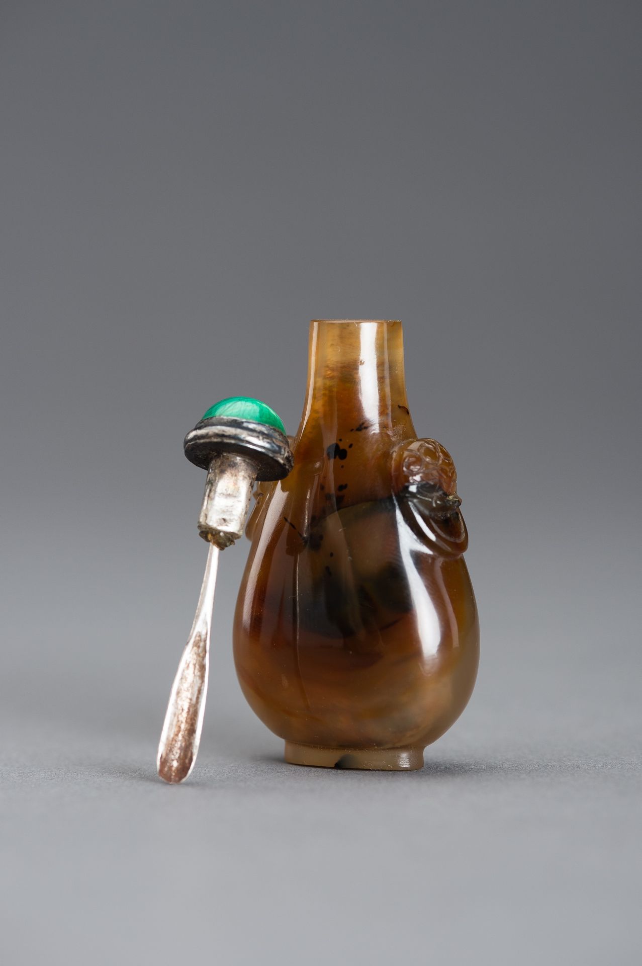 AN AGATE SNUFF BOTTLE - Image 10 of 12