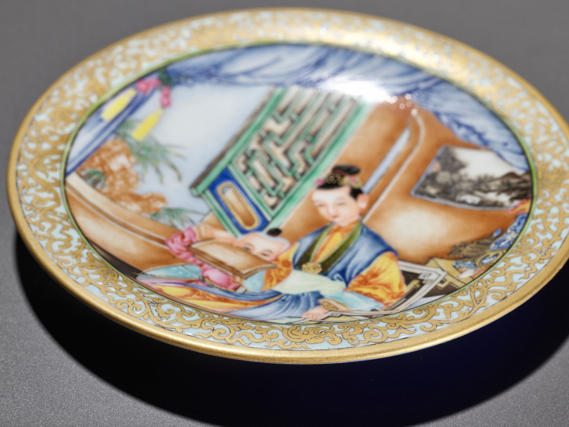 A GILT-DECORATED FAMILLE ROSE DISH - Image 5 of 8