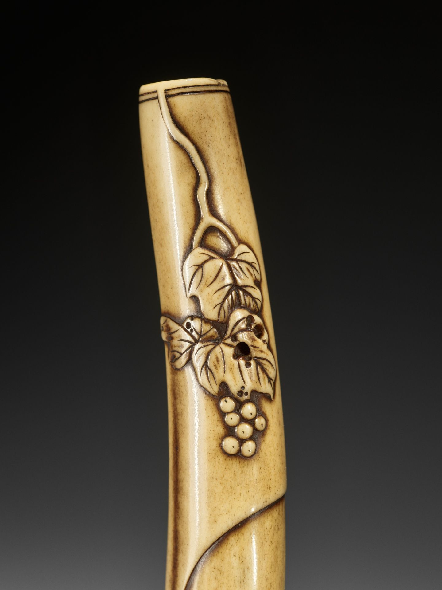 SOKEI: A FINE STAG ANTLER KISERUZUTSU WITH DARUMA, GRAPEVINE AND HOSSU - Image 3 of 9