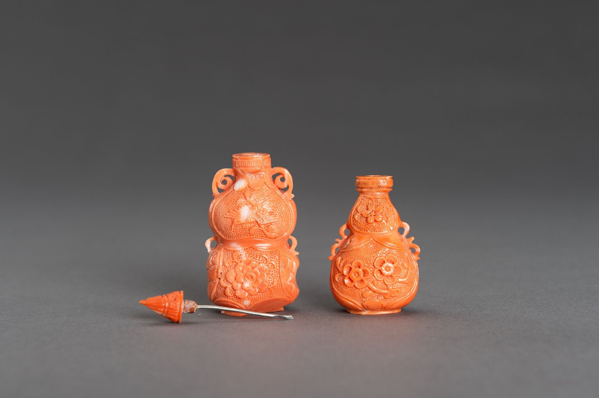 TWO CARVED MOMO CORAL SNUFF BOTTLES, c. 1920s - Bild 8 aus 15