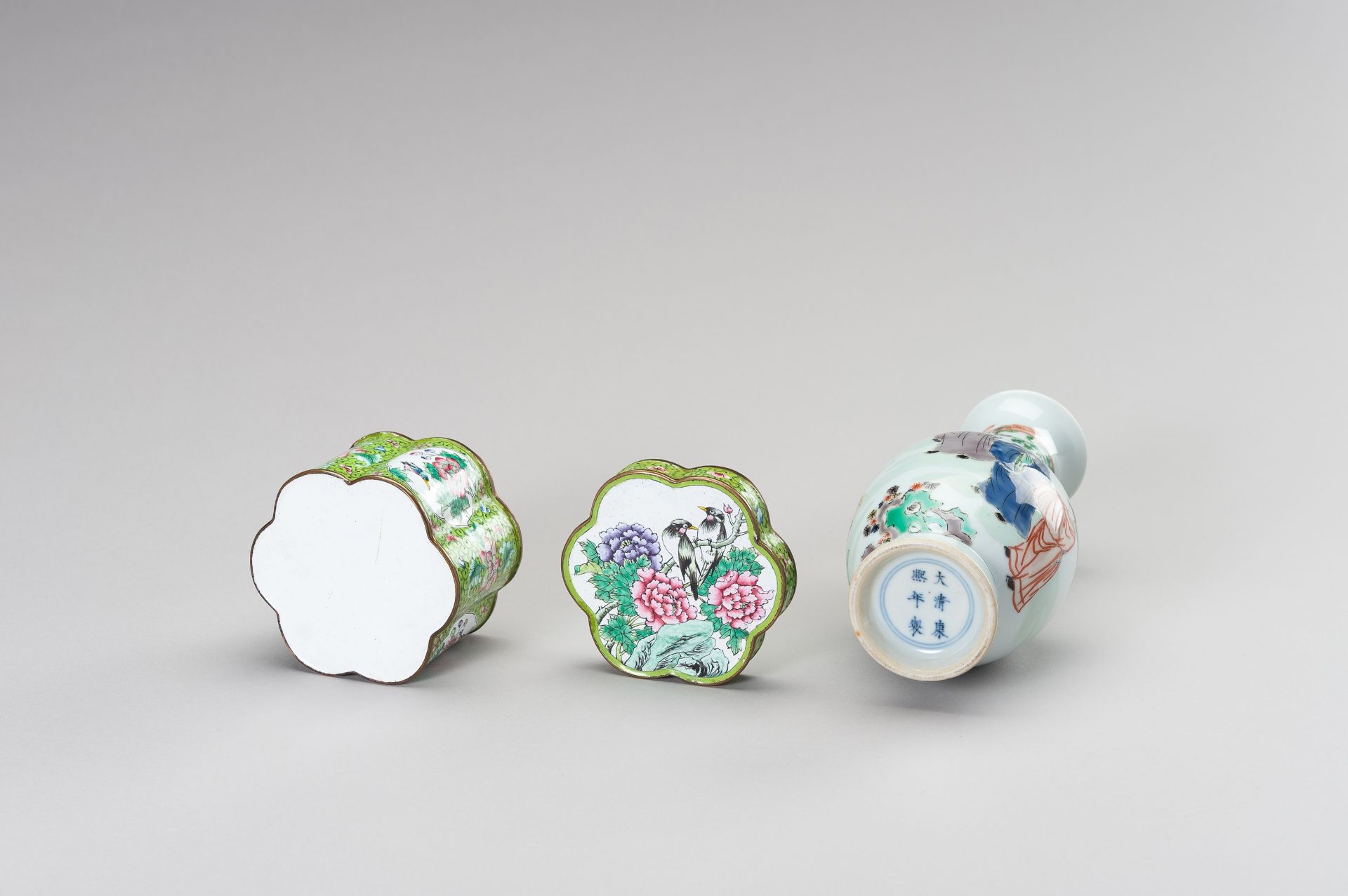 A LOBED ENAMEL BOX AND A FAMILLE VERTE VASE - Image 10 of 12
