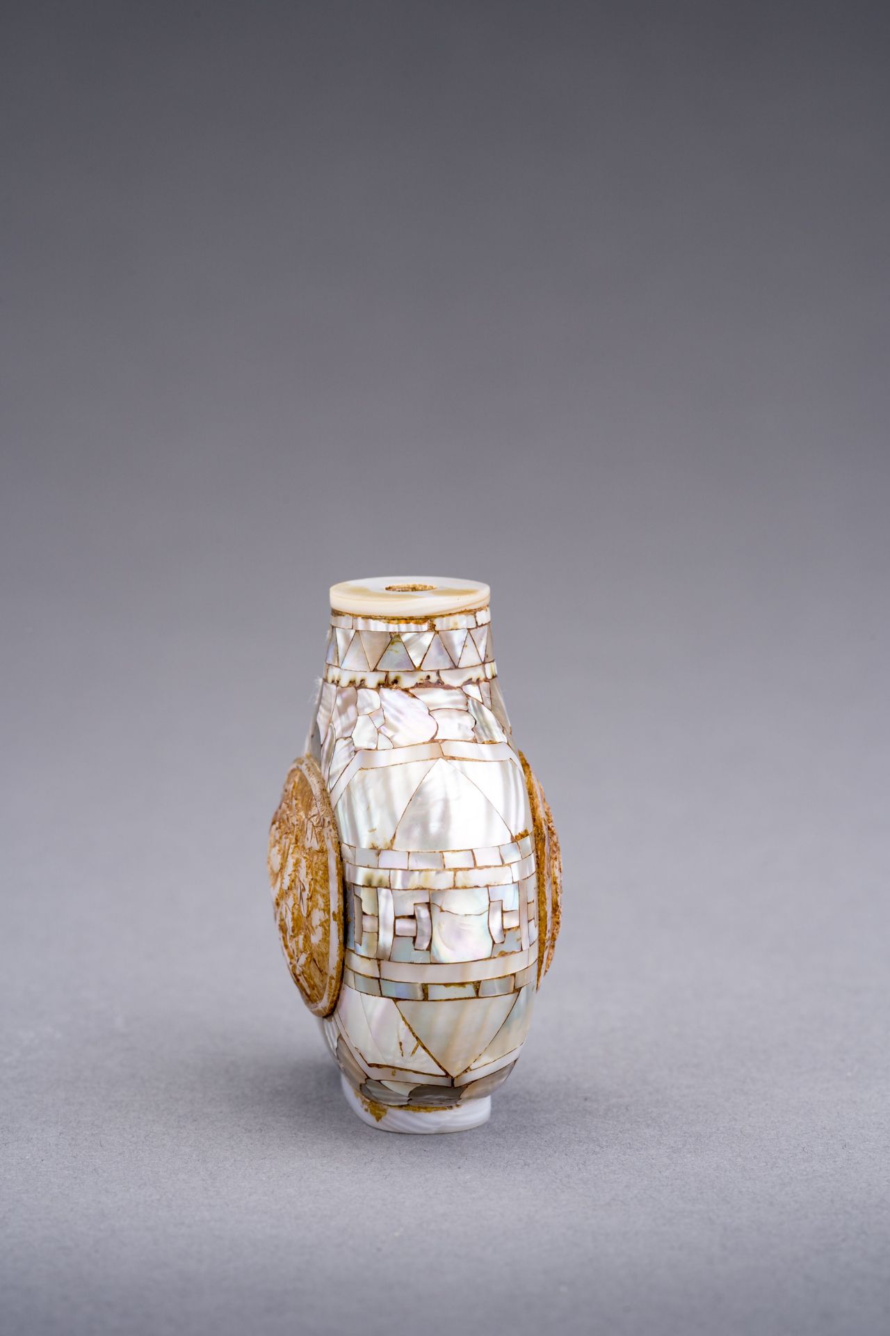 A MOTHER-OR-PEARL SNUFF BOTTLE, c. 1920s - Image 5 of 8