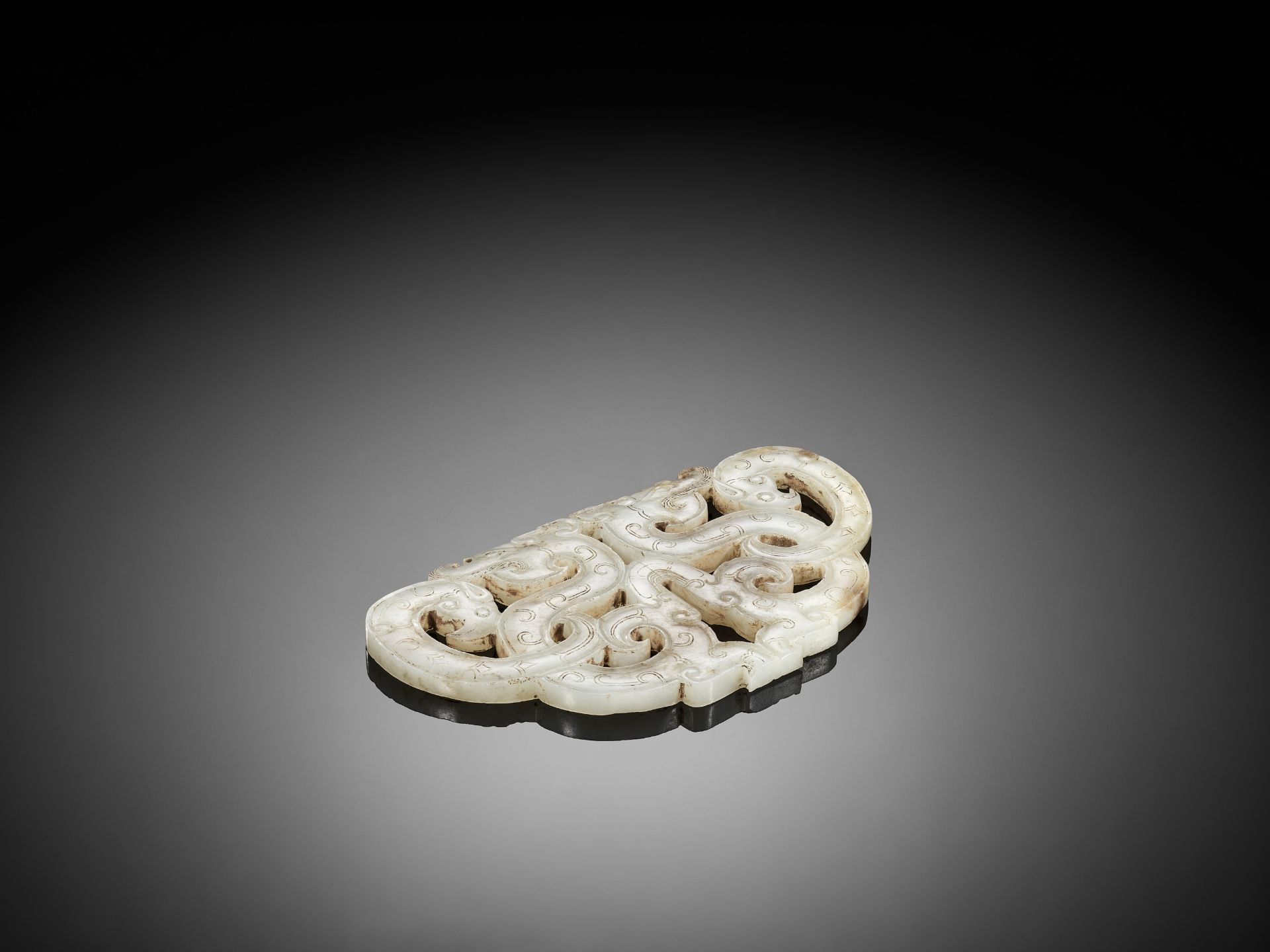 A FINE WHITE JADE PENDANT WITH TWO DRAGONS, EASTERN ZHOU - Image 4 of 5