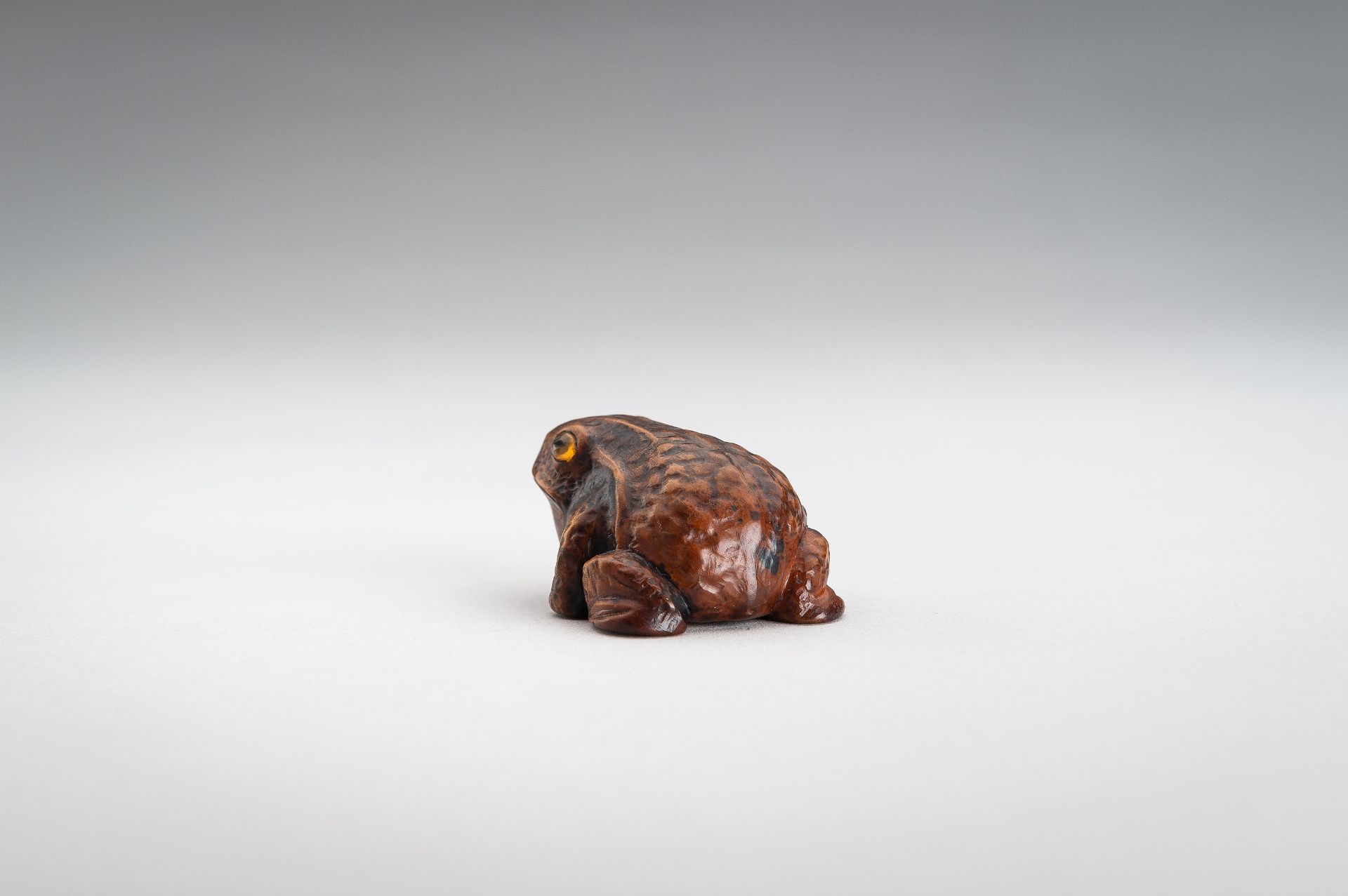 A BOXWOOD NETSUKE OF A FROG - Image 6 of 12