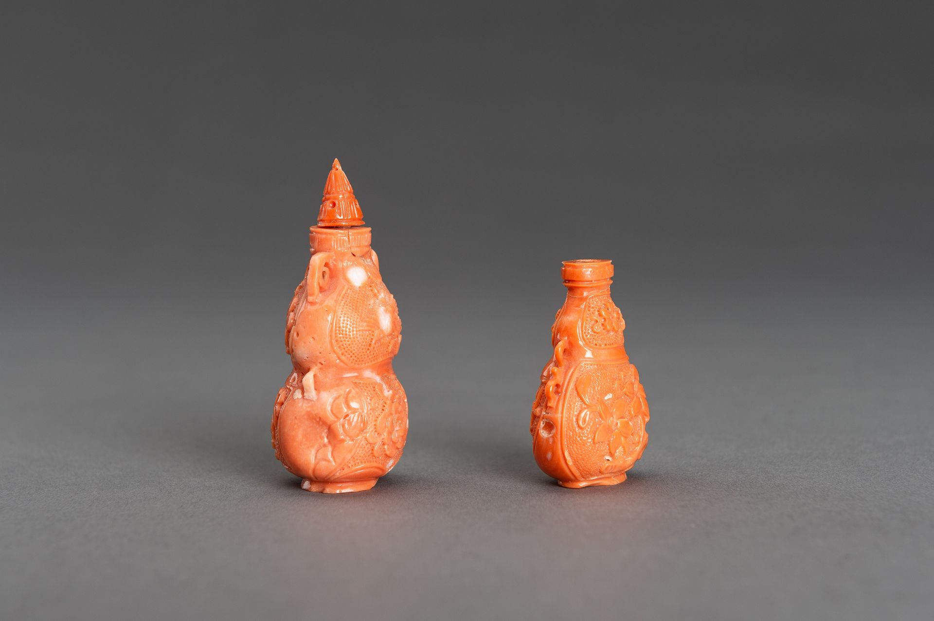 TWO CARVED MOMO CORAL SNUFF BOTTLES, c. 1920s - Bild 6 aus 15