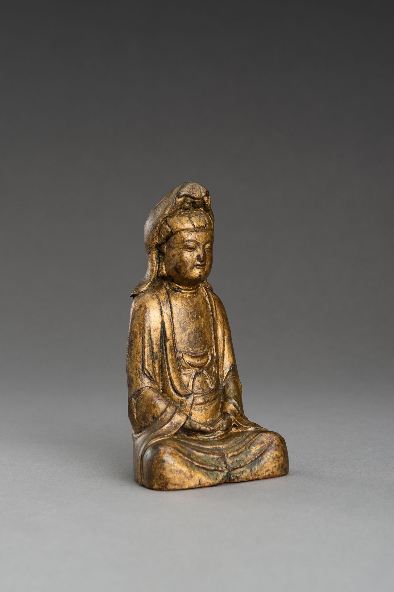 A GOLD LACQUERED WOOD FIGURE OF GUANYIN, 19th CENTURY - Bild 2 aus 9