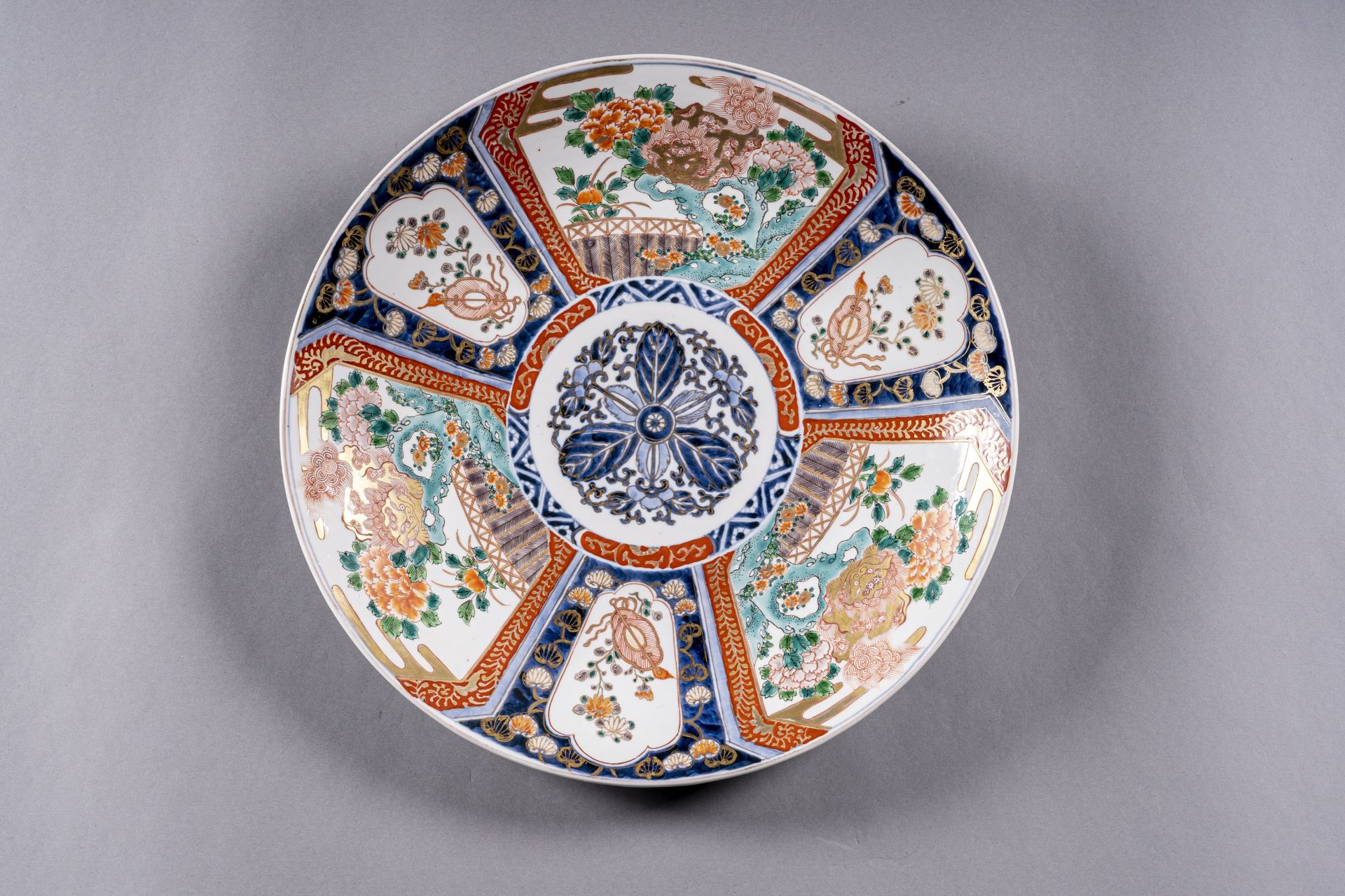 A LOT WITH TWO LARGE IMARI PORCELAIN DISHES, MEIJI - Image 5 of 7