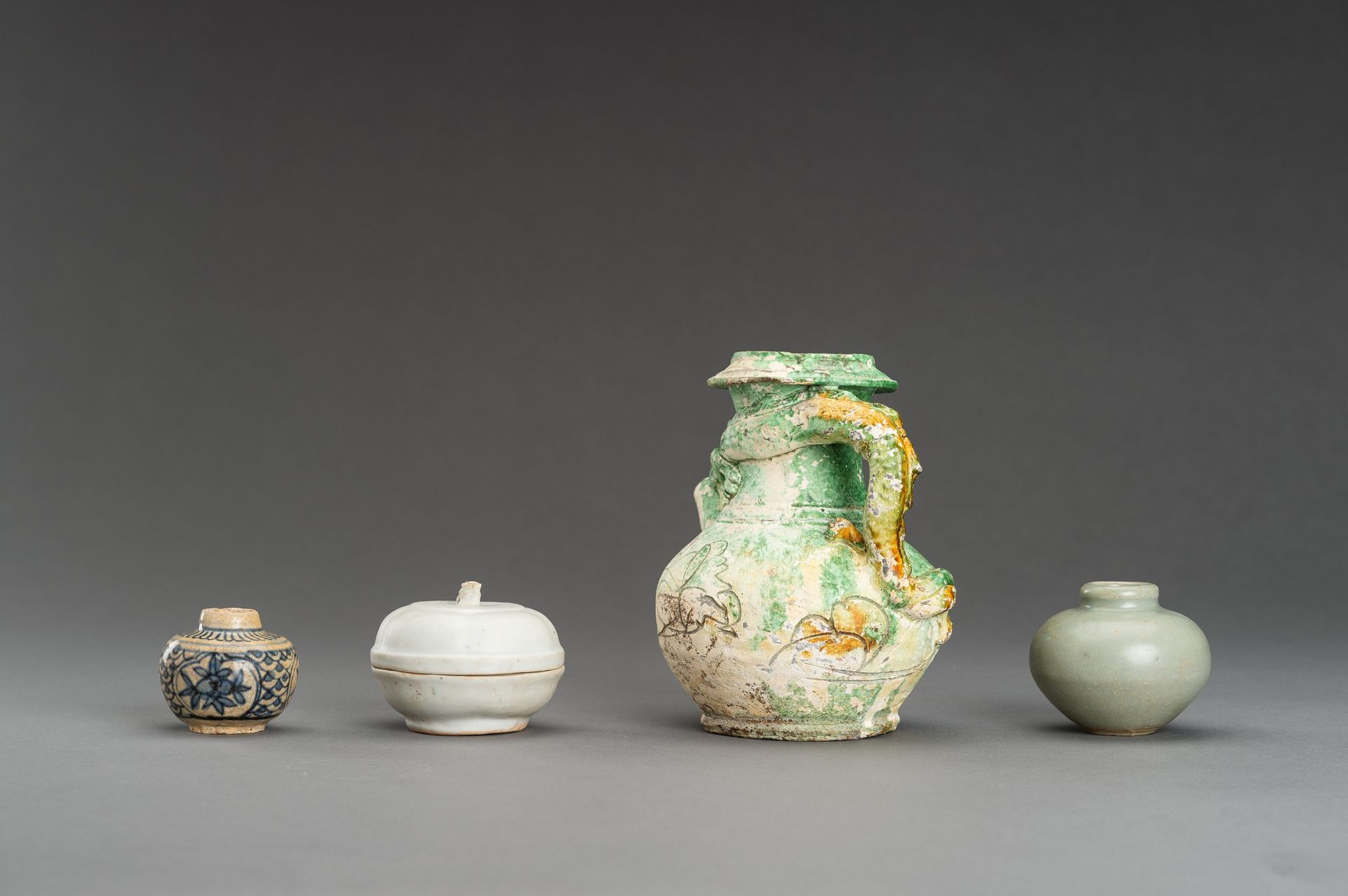 A MIXED LOT WITH FOUR CERAMIC VESSELS - Image 8 of 10