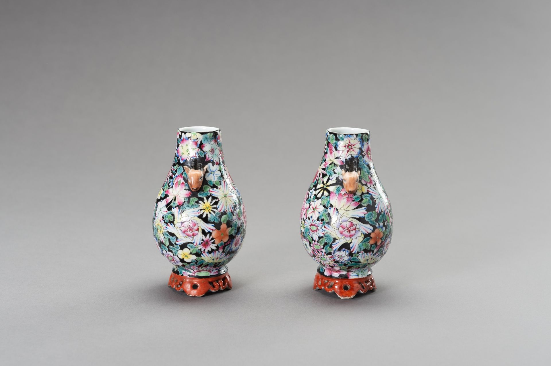 A SMALL PAIR OF 'MILLEFLEUR' PORCELAIN VASES - Image 10 of 14
