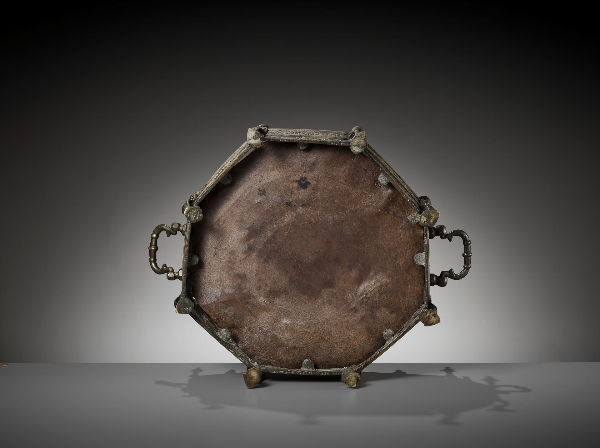 AN OCTAGONAL BRASS BRAZIER, 17TH-18TH CENTURY - Image 10 of 10