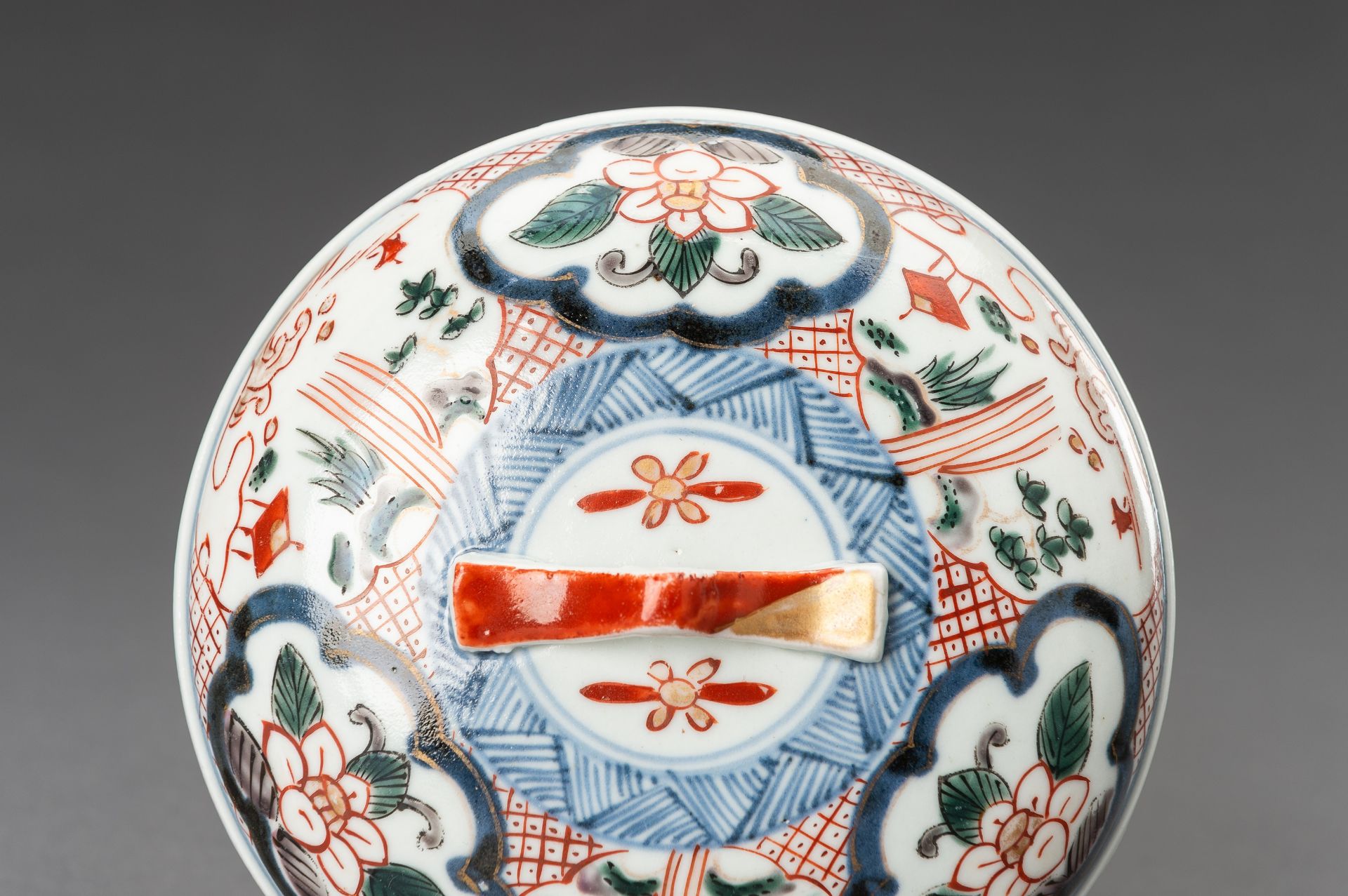 AN IMARI PORCELAIN THREE-CASE BOX WITH COVER, MEIJI - Bild 13 aus 17