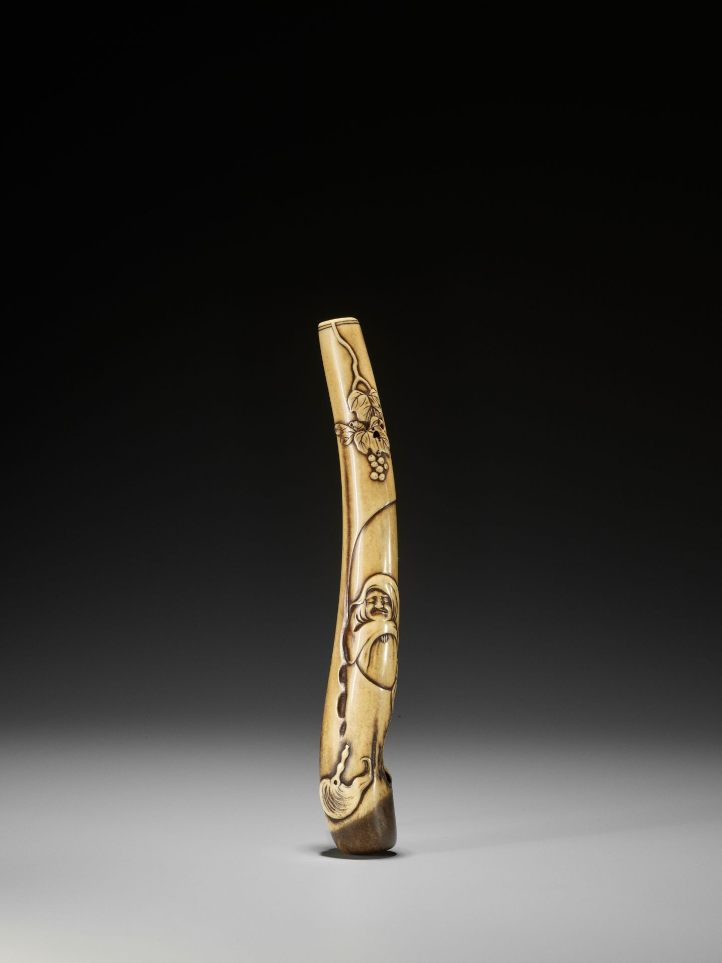 SOKEI: A FINE STAG ANTLER KISERUZUTSU WITH DARUMA, GRAPEVINE AND HOSSU - Image 2 of 9