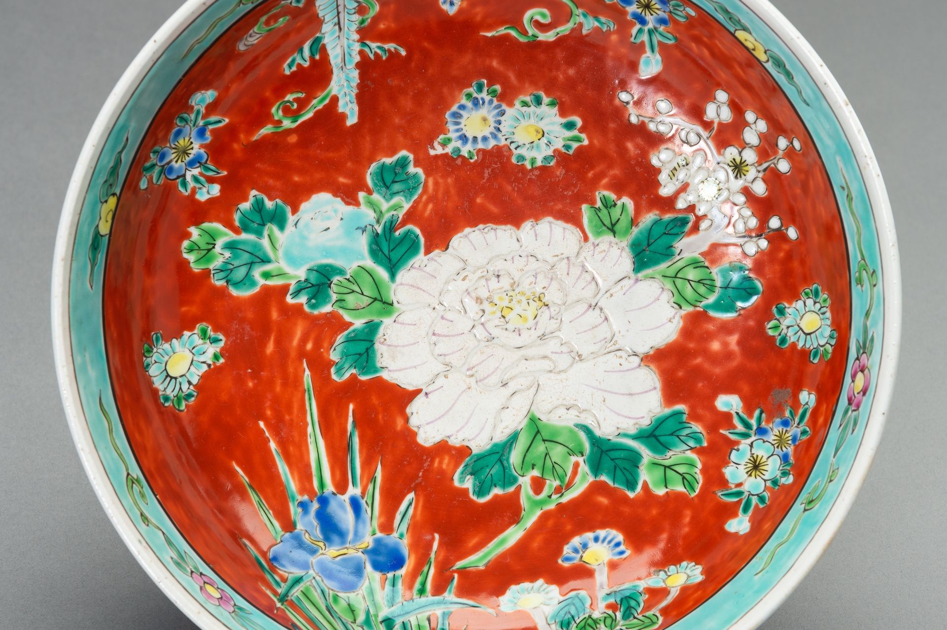 A MIXED LOT WITH THREE PORCELAIN BOWLS - Image 3 of 15