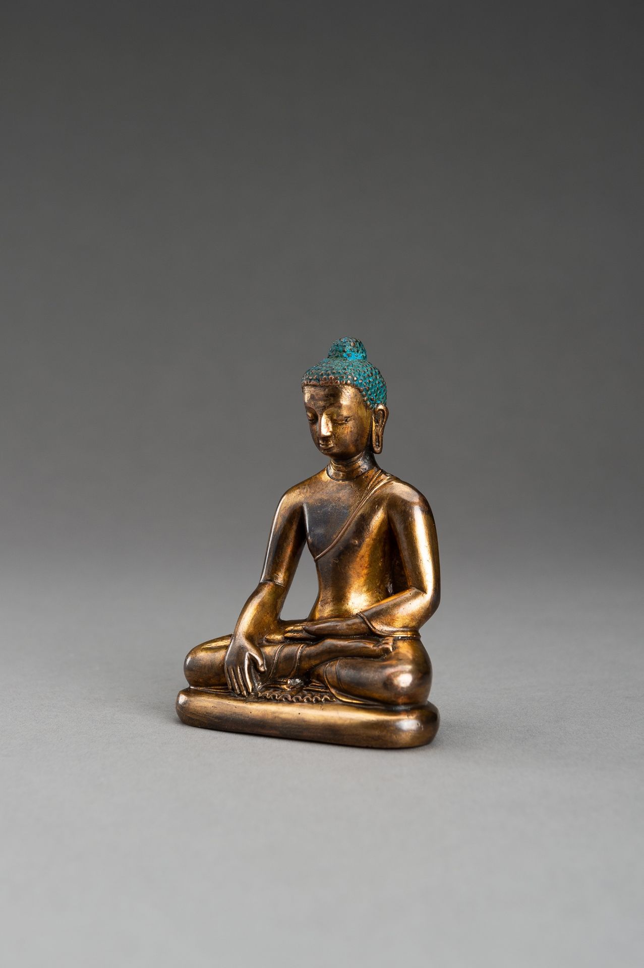 A NEPALI COPPER-BRONZE FIGURE OF BUDDHA - Bild 6 aus 9