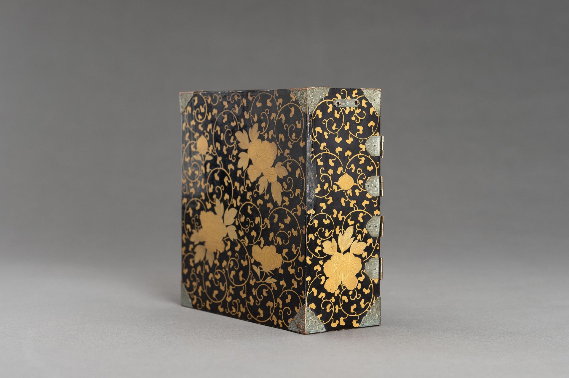 A BLACK AND GOLD LACQUER MINIATURE CABINET - Image 9 of 19