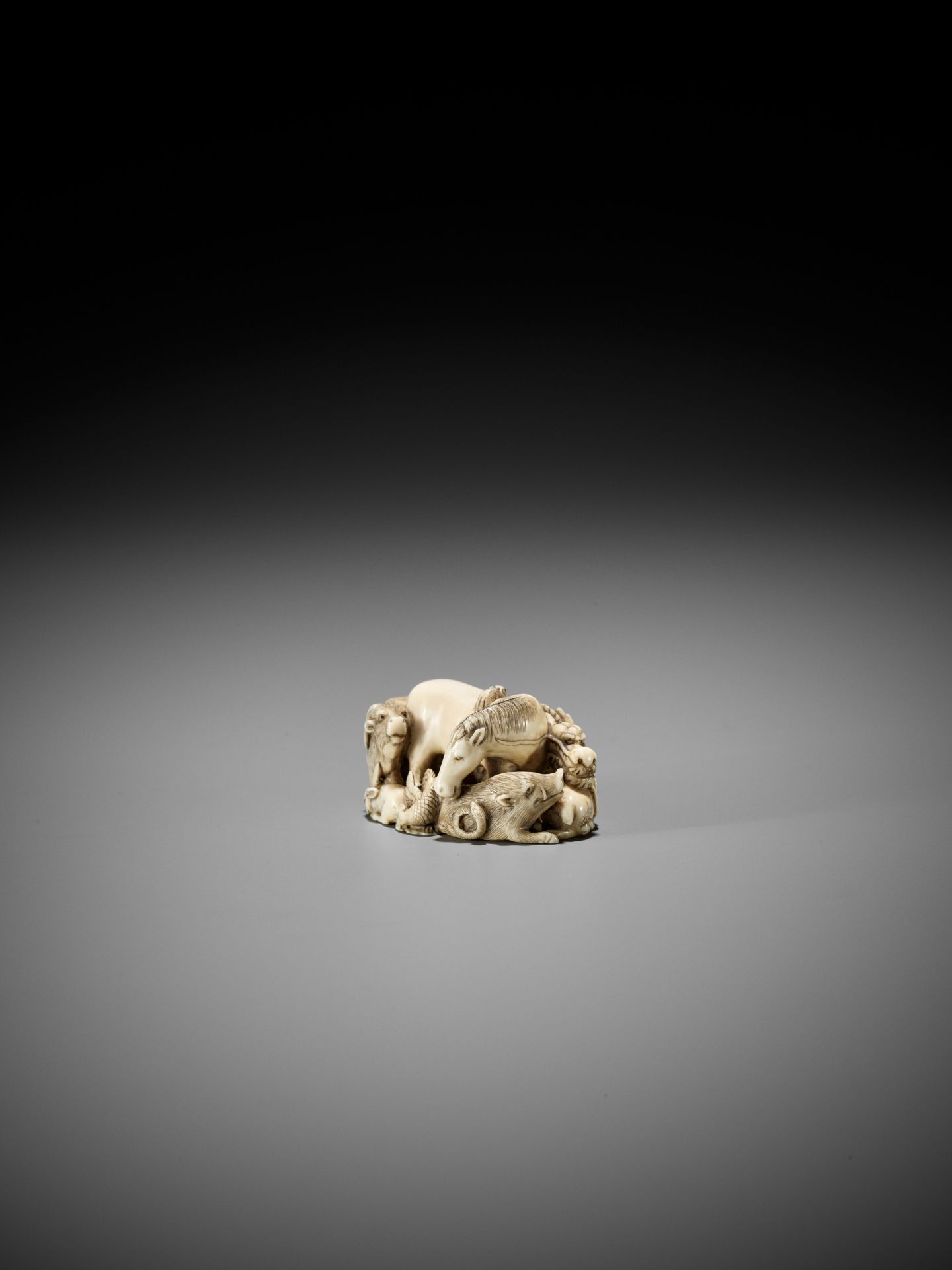 MEIGYOKUSAI: AN IVORY NETSUKE OF THE JUNISHI - Bild 2 aus 10