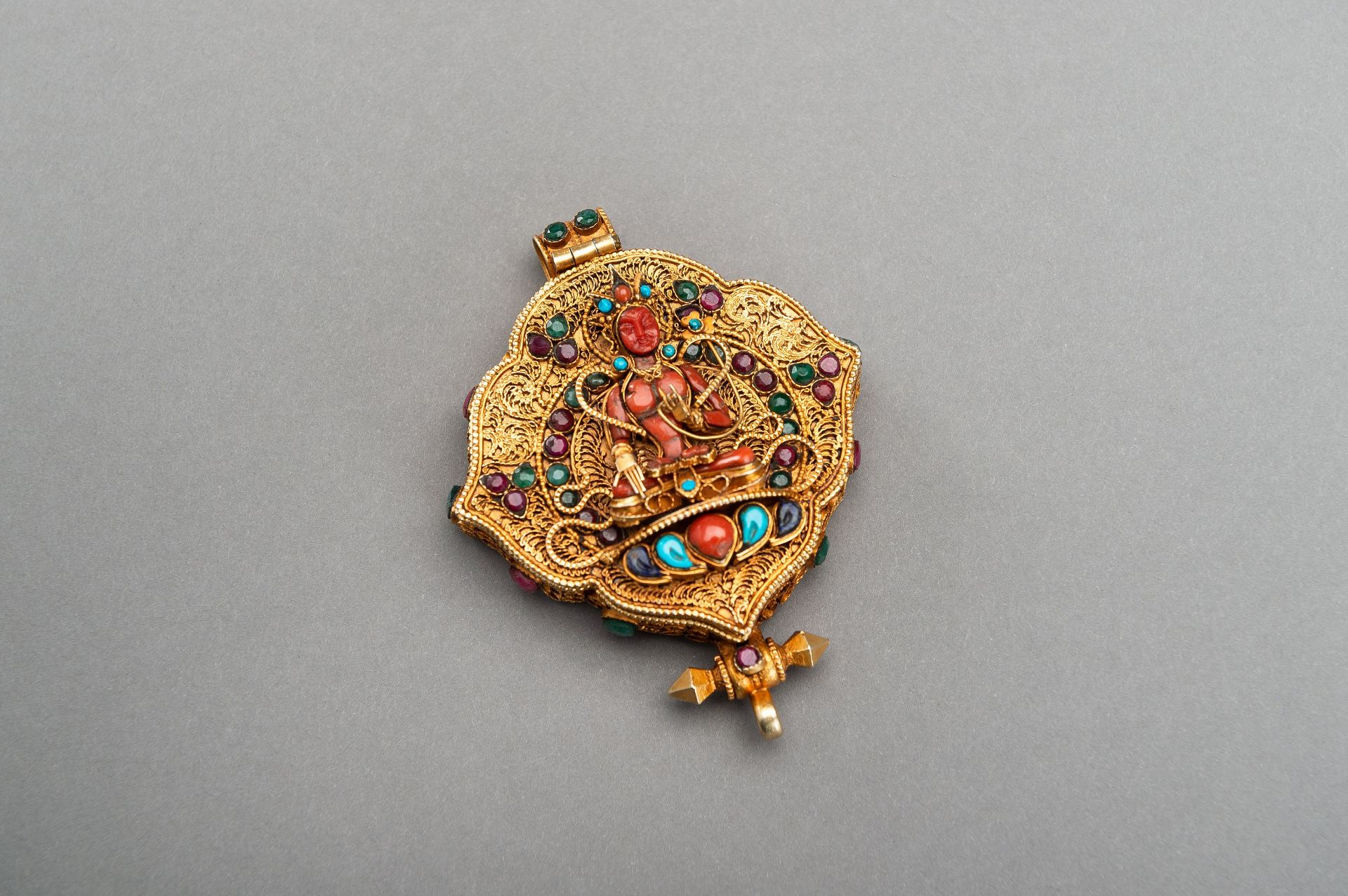 AN INLAID AND GILT AMULET-CONTAINER GAU WITH VAJRASATTVA - Bild 5 aus 17